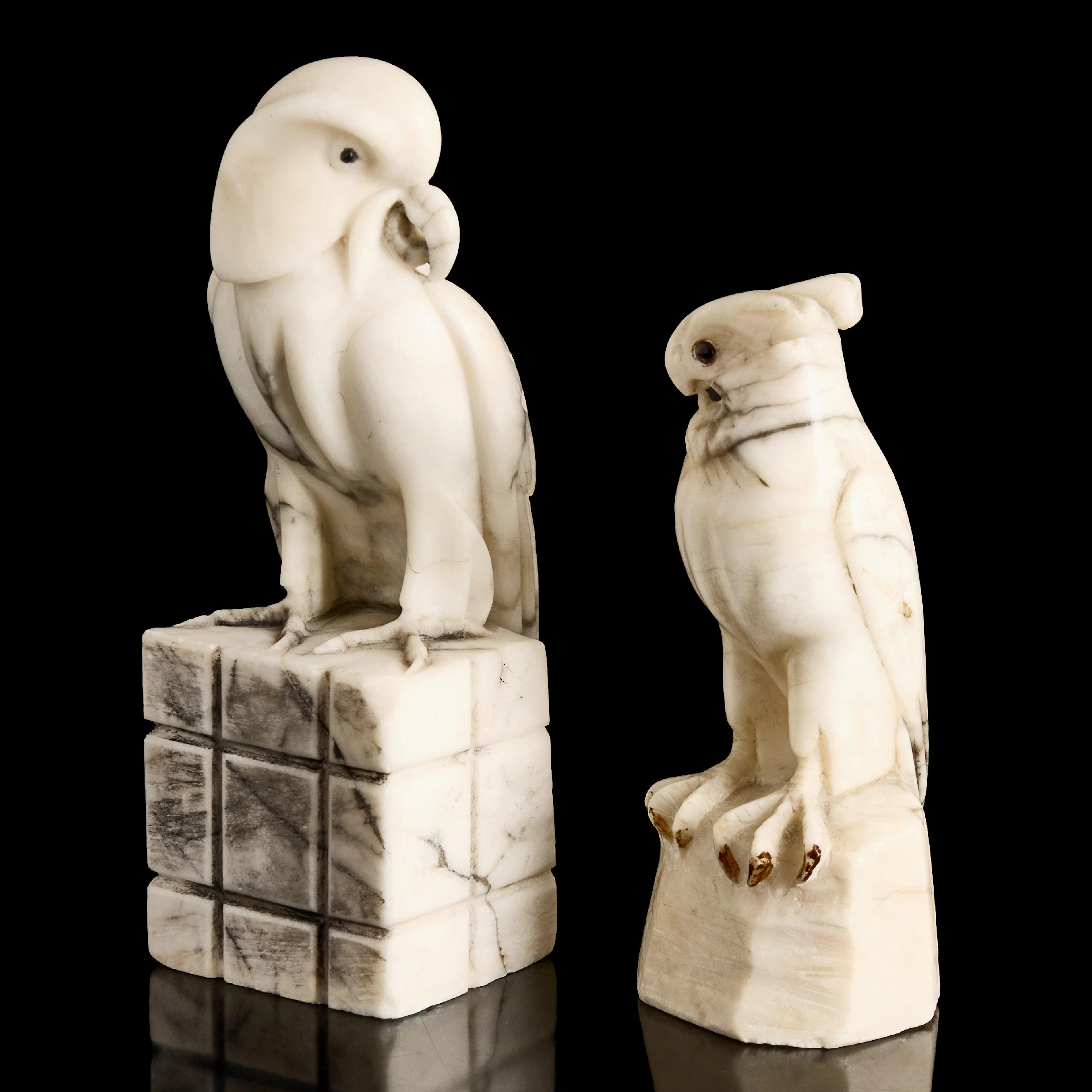 SKULPTURER/BOKSTÖD 2 st, i form av fåglar, 1900-talets mitt, alabaster.