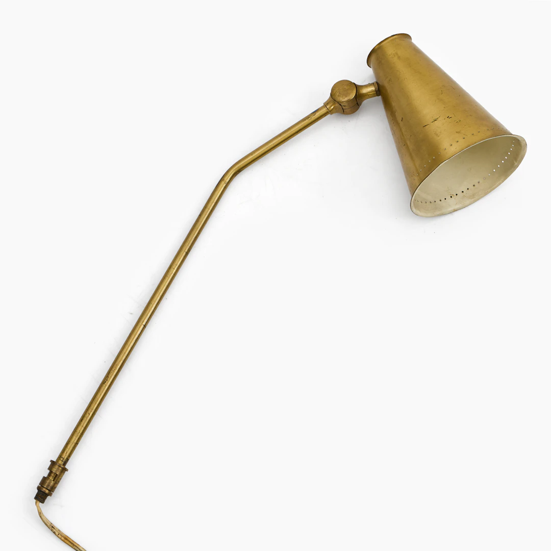 VÄGGLAMPA, mässing, skärm med ljusutsläppande perforering, 1900-talets mitt.