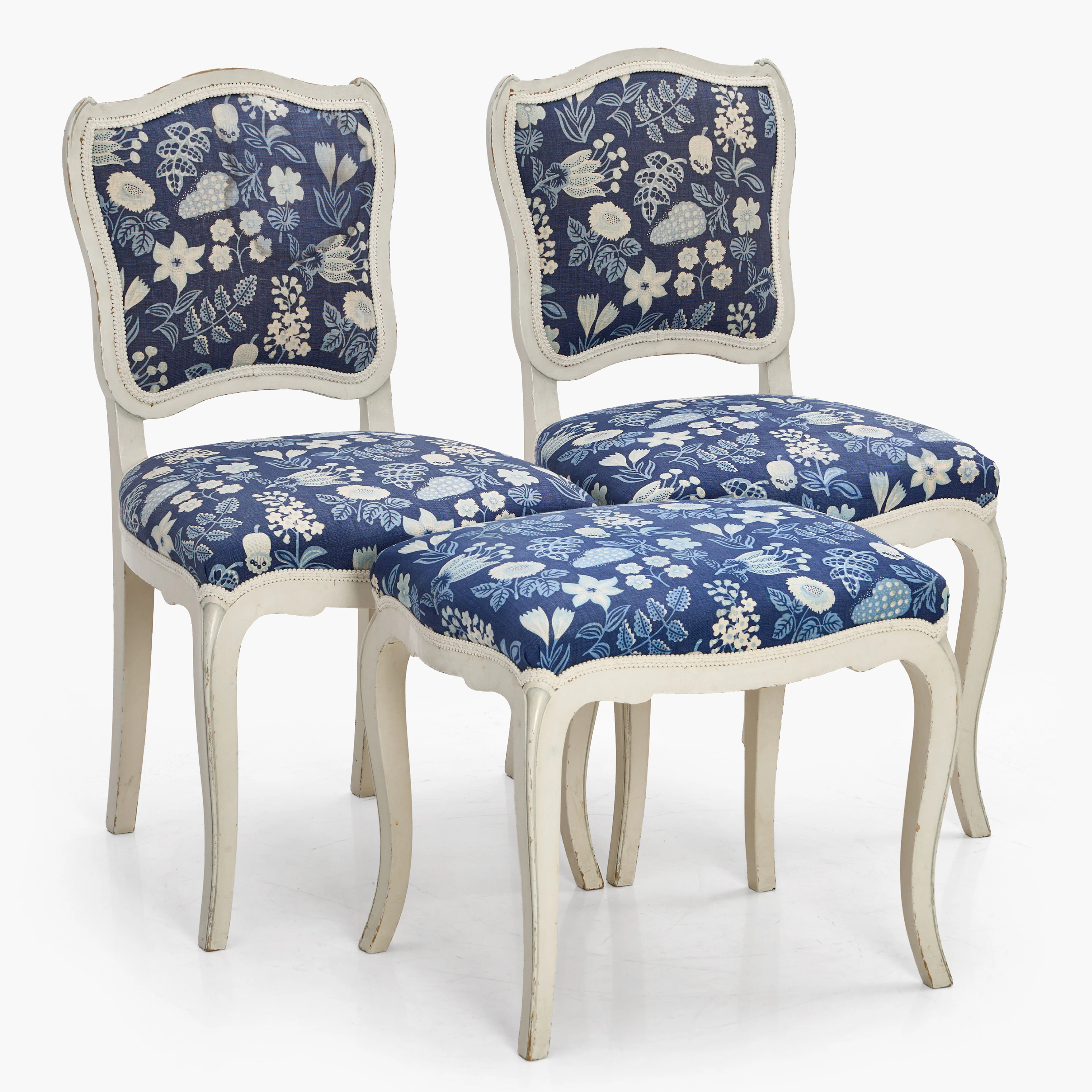 STOLAR, ett par, samt TABURETT, 1920-tal. Vitmålade, klädda i textil