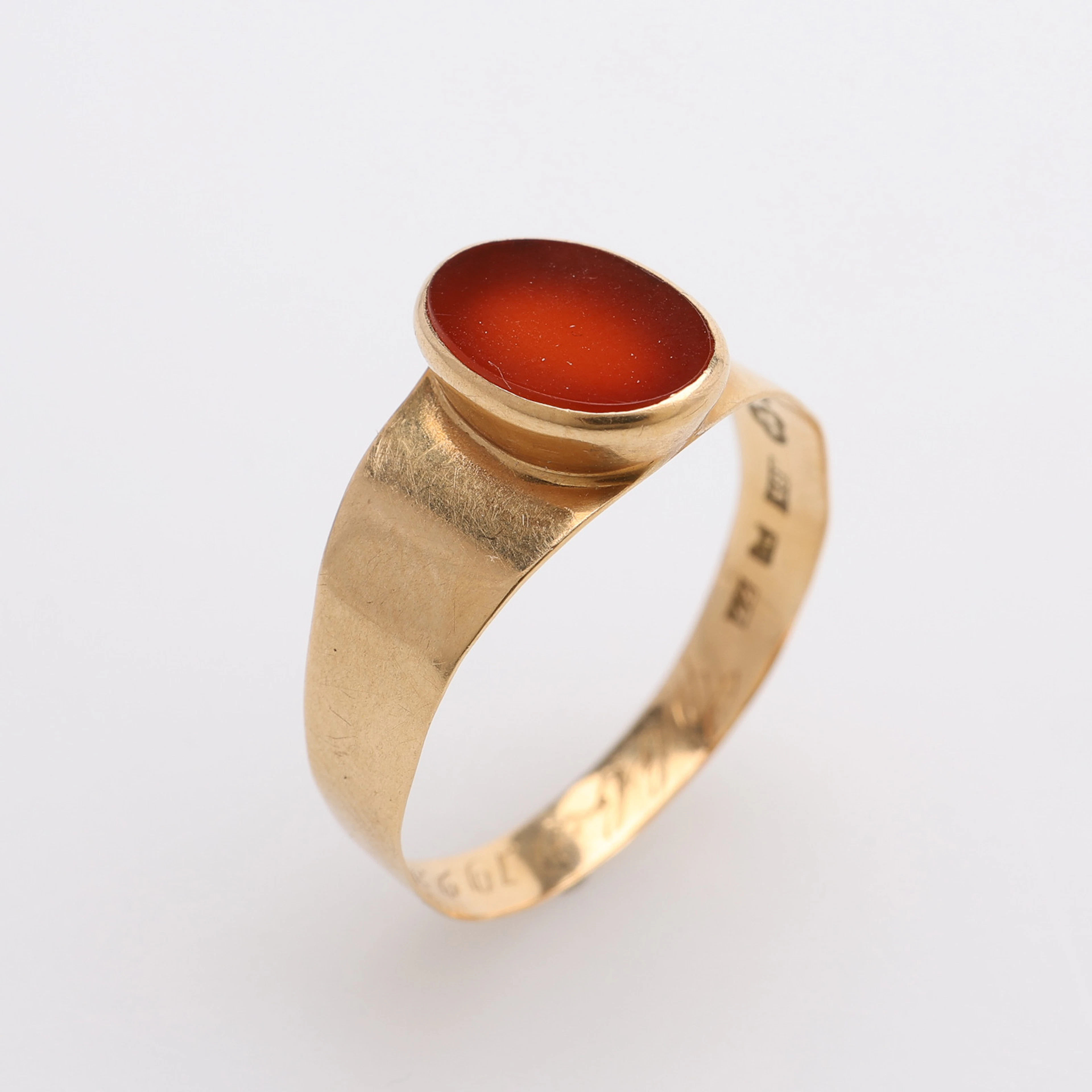 RING, 18K GULD MED KARNEOL, GF HALLENGREN, MALMÖ, 1926, VIKT CA 1,9 GRAM.