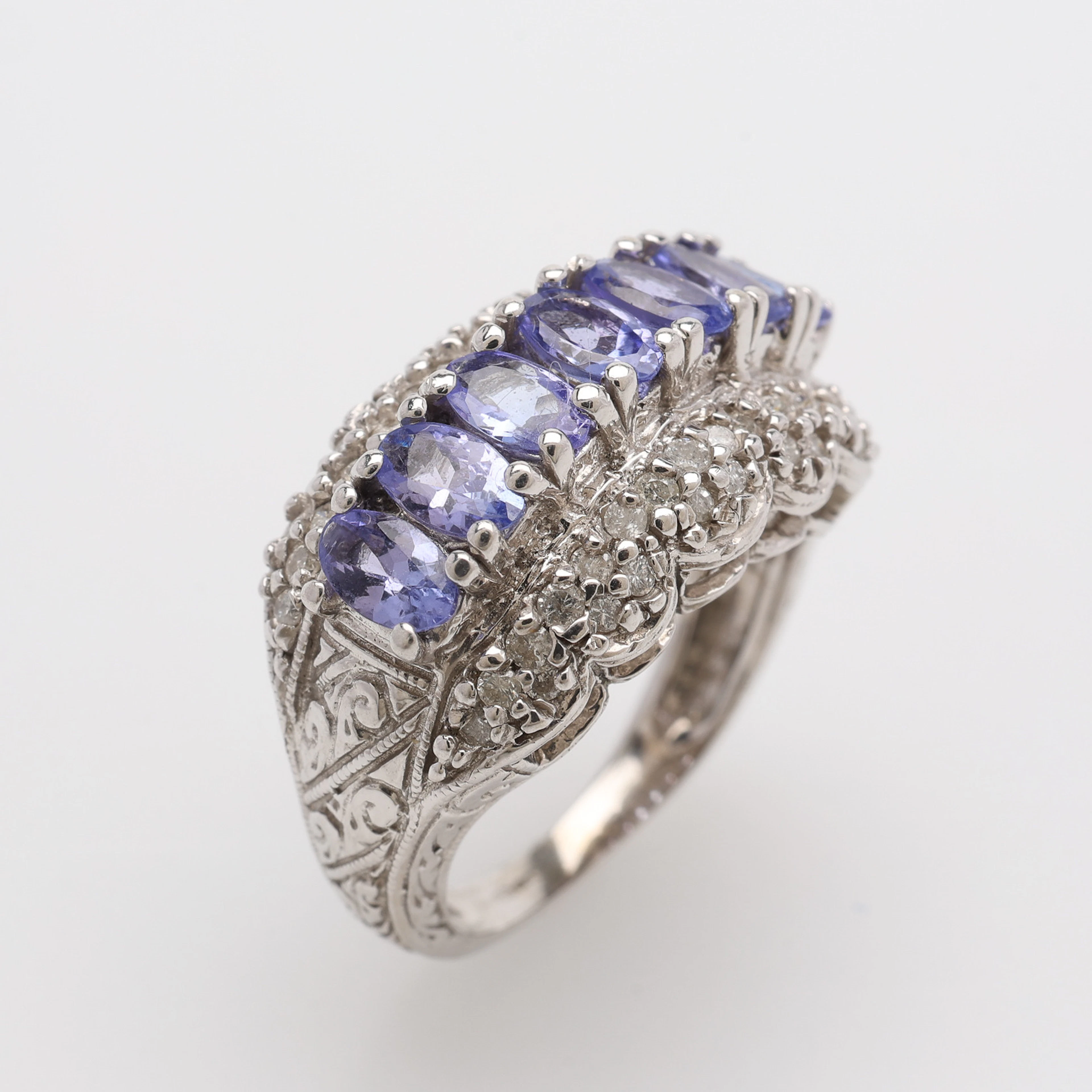 RING, 14K VITGULD, DIAMANTER & VIOLETT GLAS, TOTALT 7,9 GRAM.