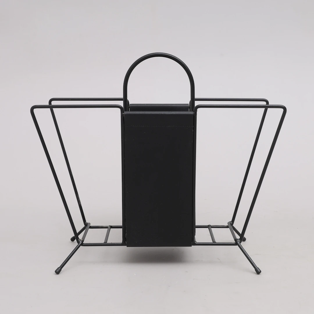 MALIN LUNDMARK. TIDNINGSSTÄLL, SVARTLACKERAD METALL & LÄDER, "SUITCASE"