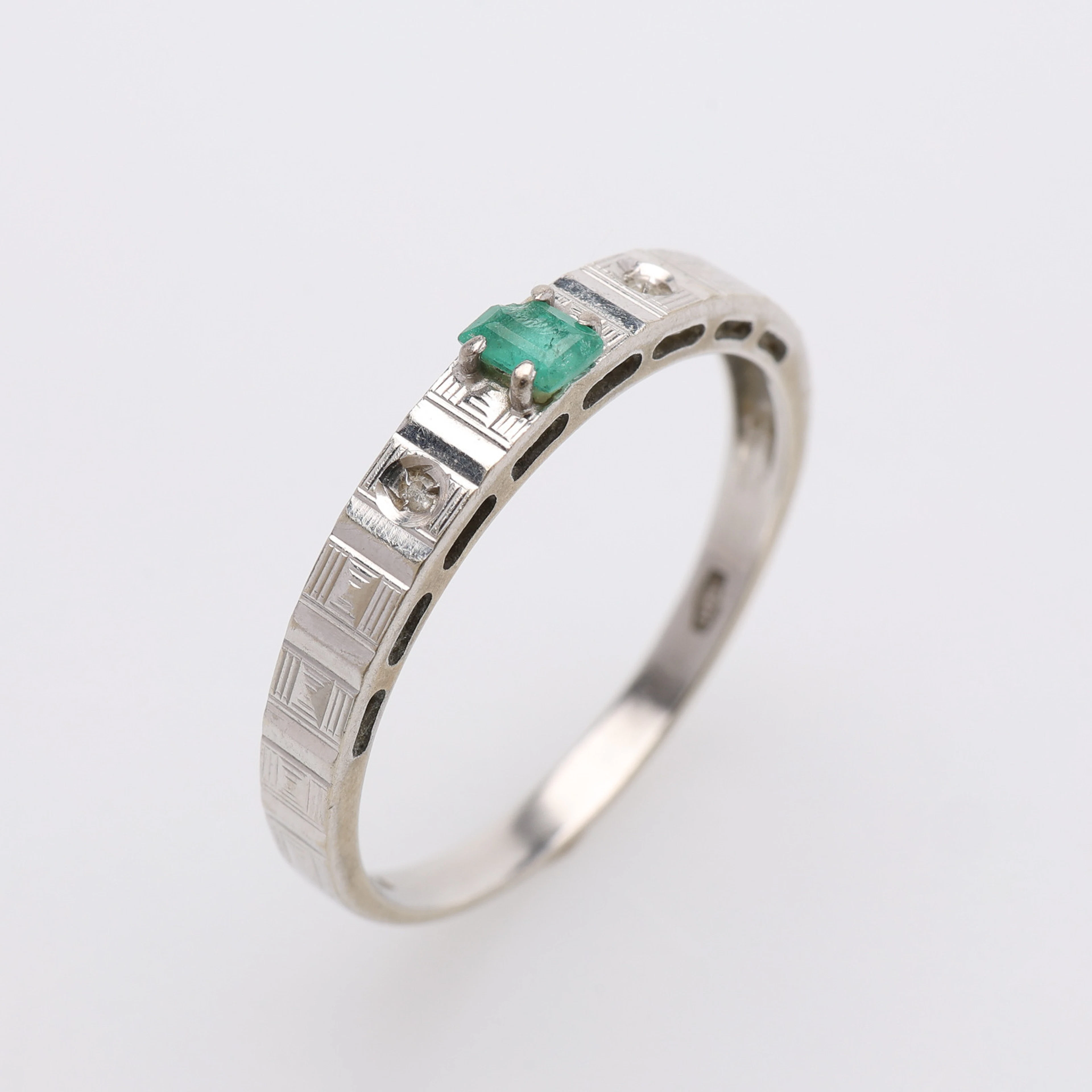 RING, 18K VITGULD MED SMARAGD, VIKT CA 2,2 GRAM.