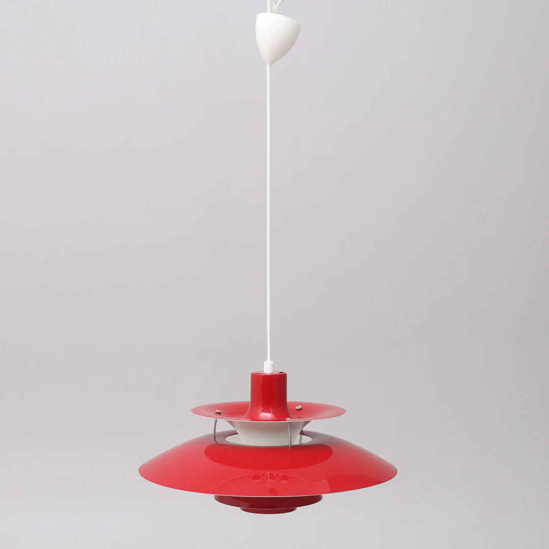 POUL HENNINGSEN. TAKLAMPA, RÖDLACKERAD PLÅT, "PH-5", FÖR LOUIS POULSEN