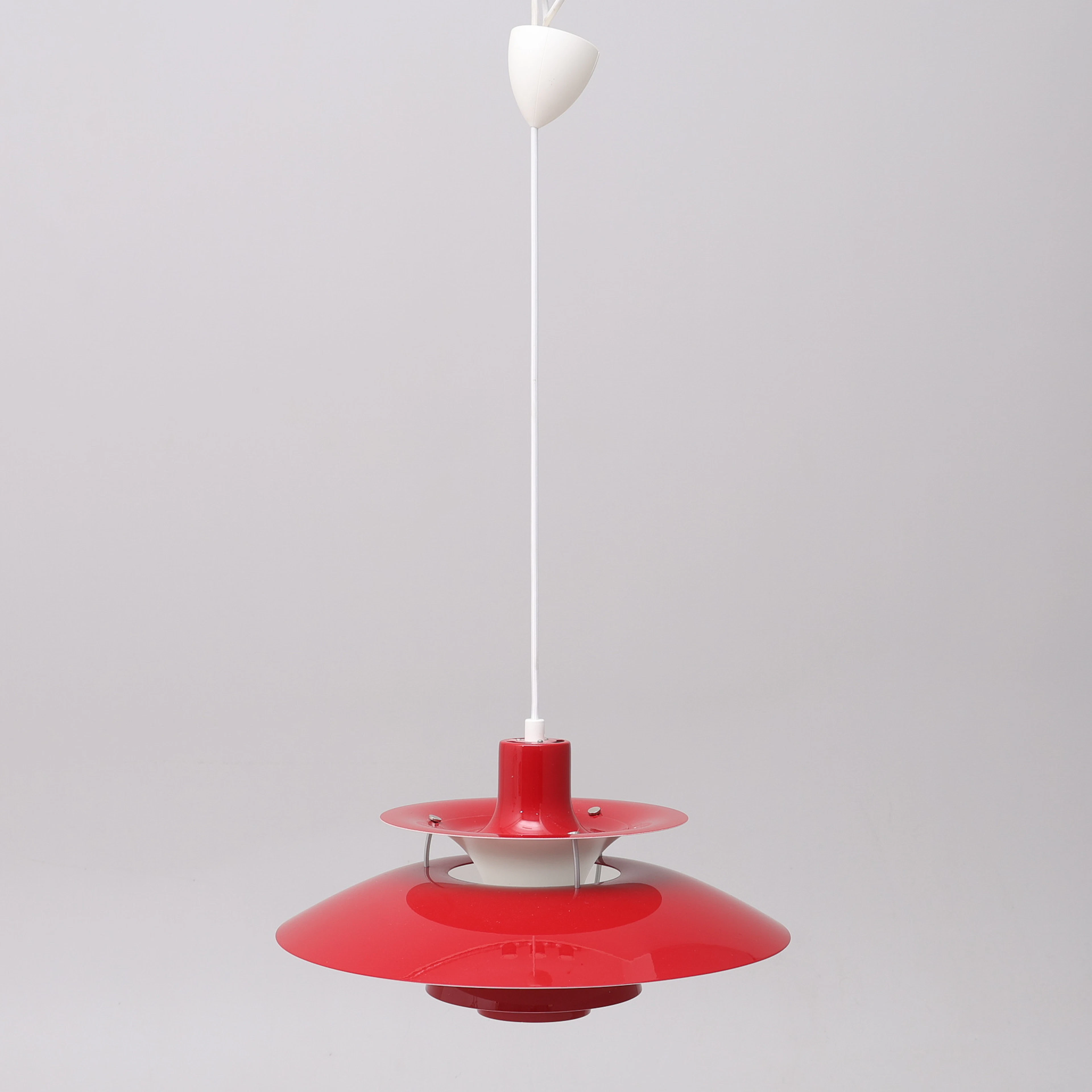 POUL HENNINGSEN. TAKLAMPA, RÖDLACKERAD PLÅT, "PH-5", FÖR LOUIS POULSEN