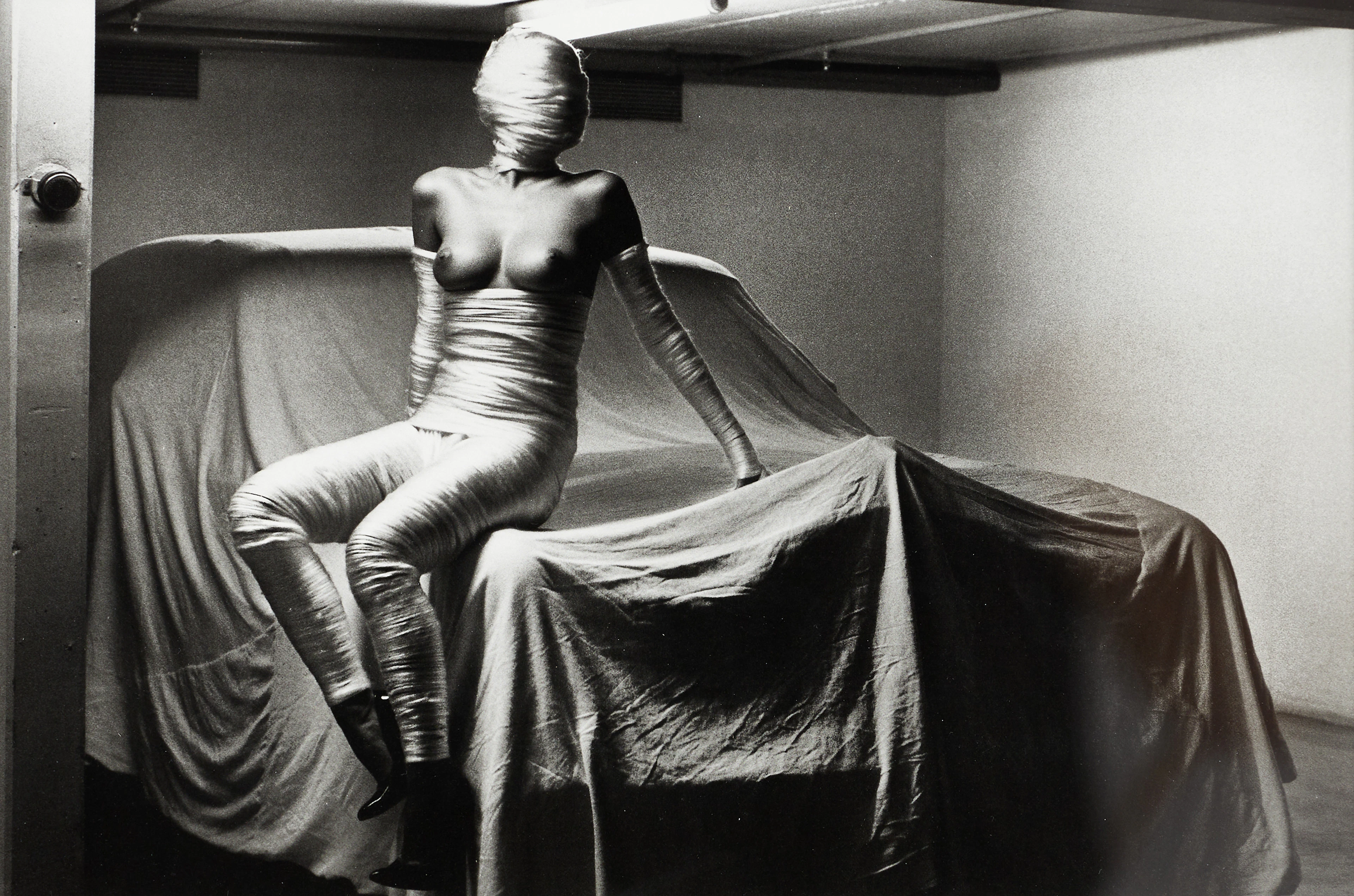 HELMUT NEWTON, efter, "In my garage, Monte Carlo 1986", ur "Baby Sumo", 2009.
