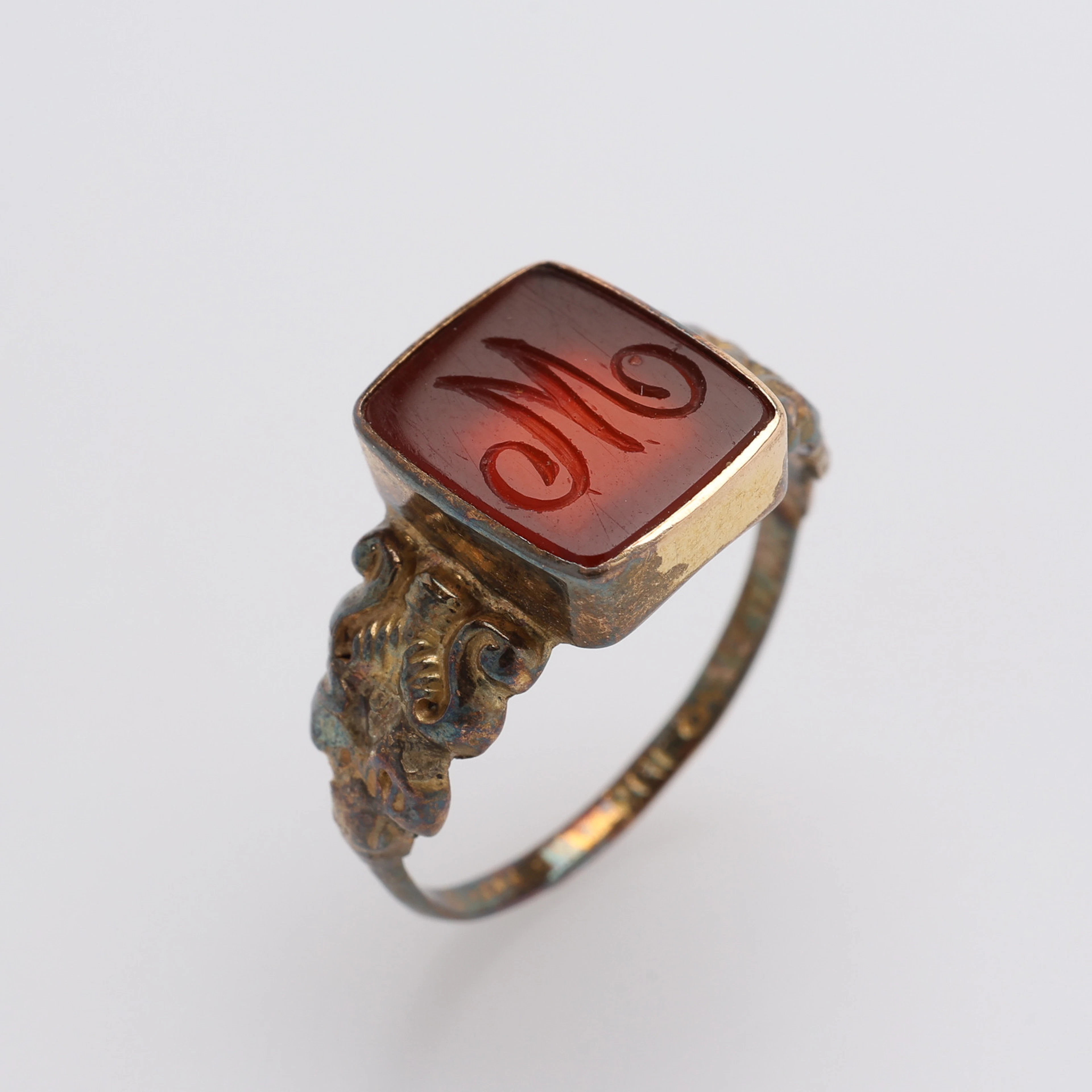 ANTIK RING, 18K GULD & ORANGE KARNEOL, TOTALT Ca. 2,4 g.