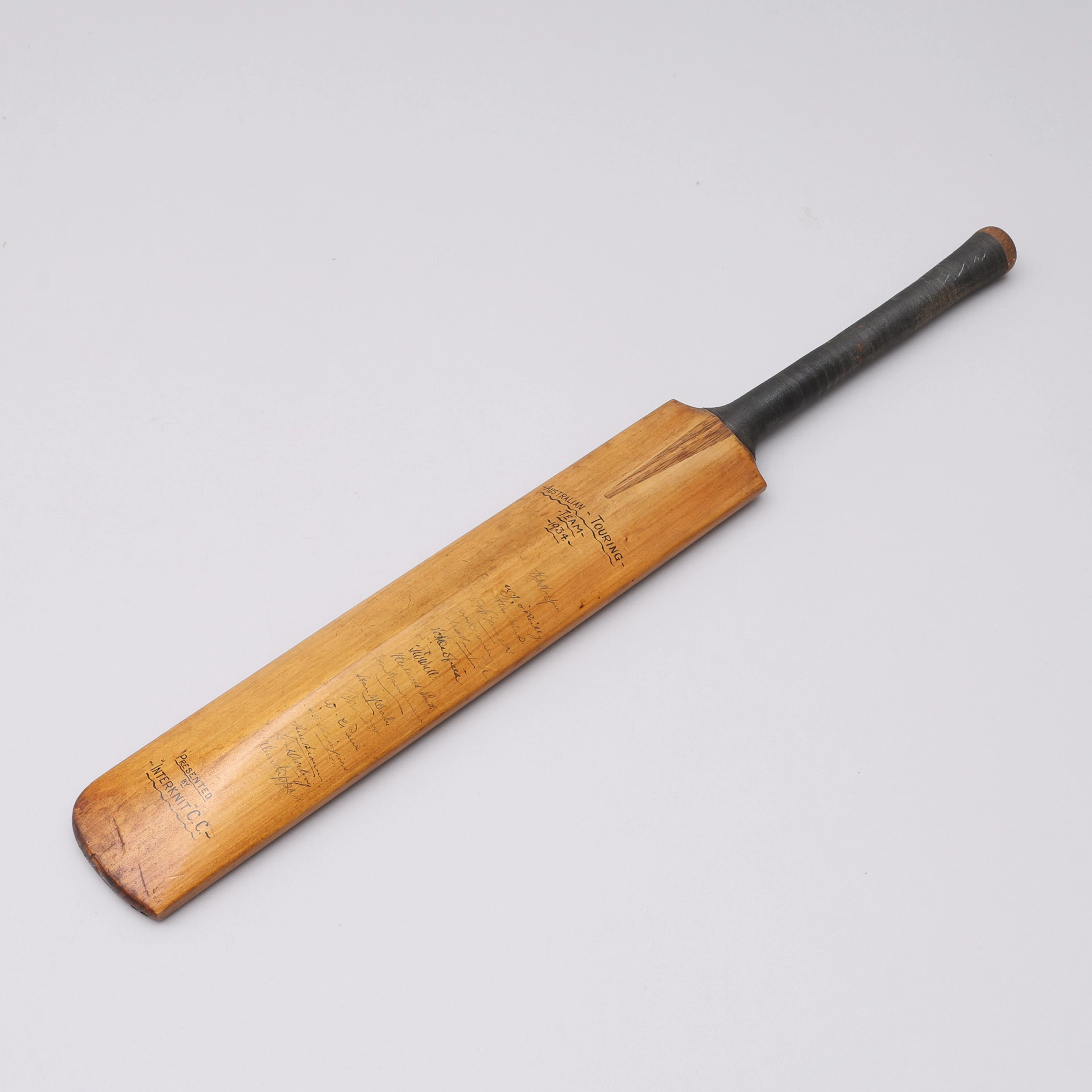 AUSTRALIAN CRICKET MEMORABILIA, CRICKET BAT, SIGNED BY THE 1934 AUSTRALIAN