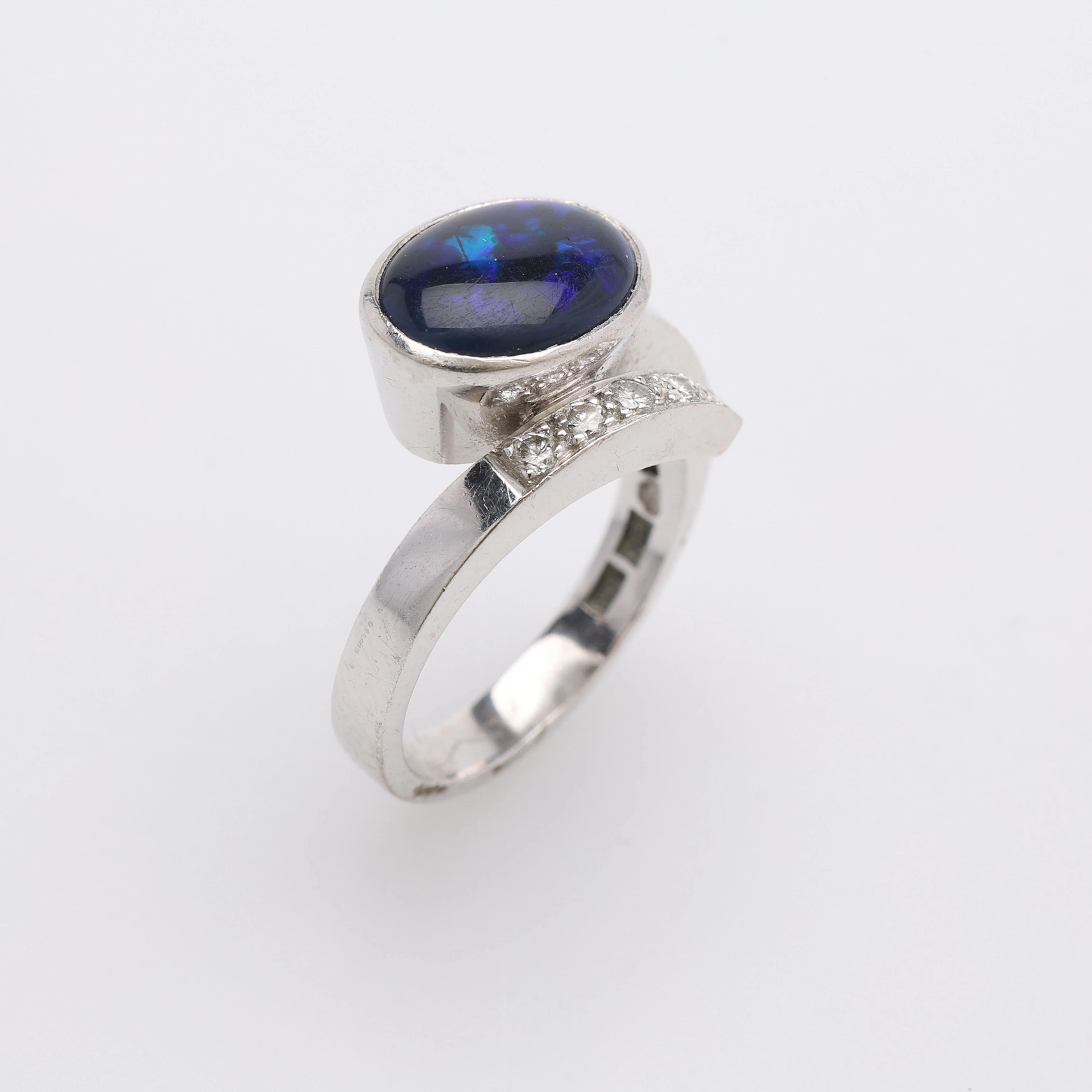 RING, SVART OPAL MED FEM BRILJANTER, W A BOLIN.