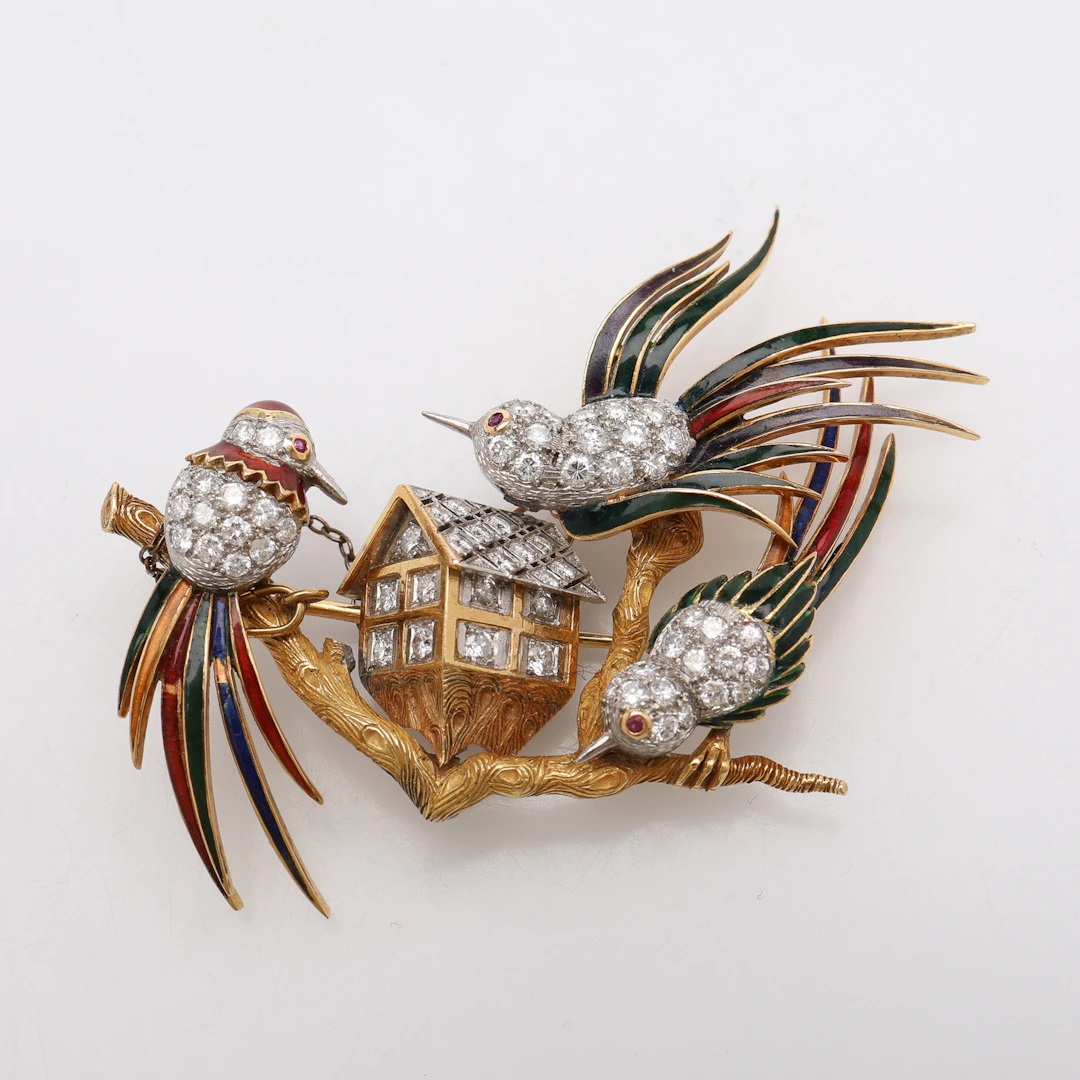 BROSCH, 18K GULD, DIAMANTER, RÖDA SPINELLER & EMALJ, TOTALT 23,1 GRAM.
