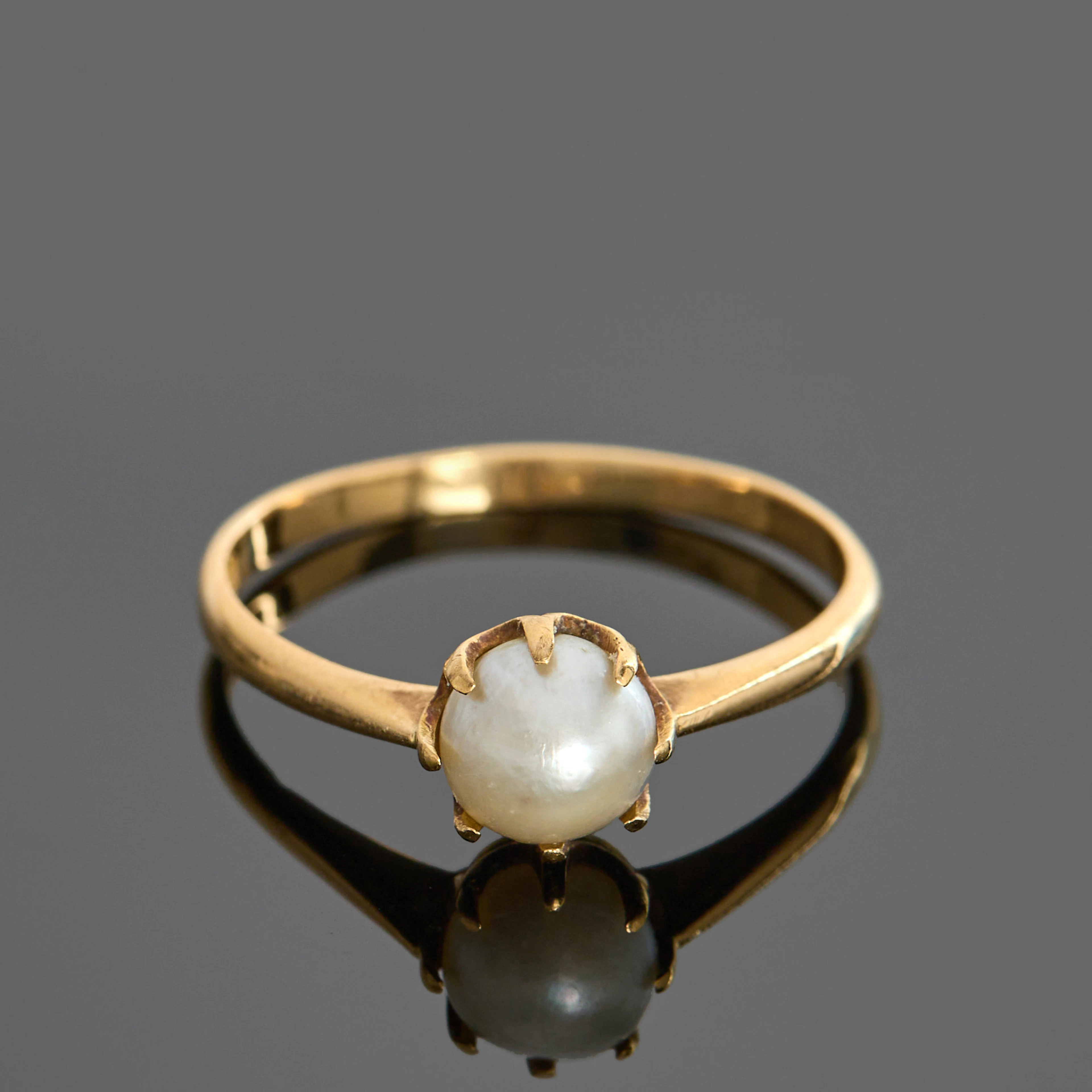 RING, 18k guld med en pärla, Lindström P, 1919, Stockholm.