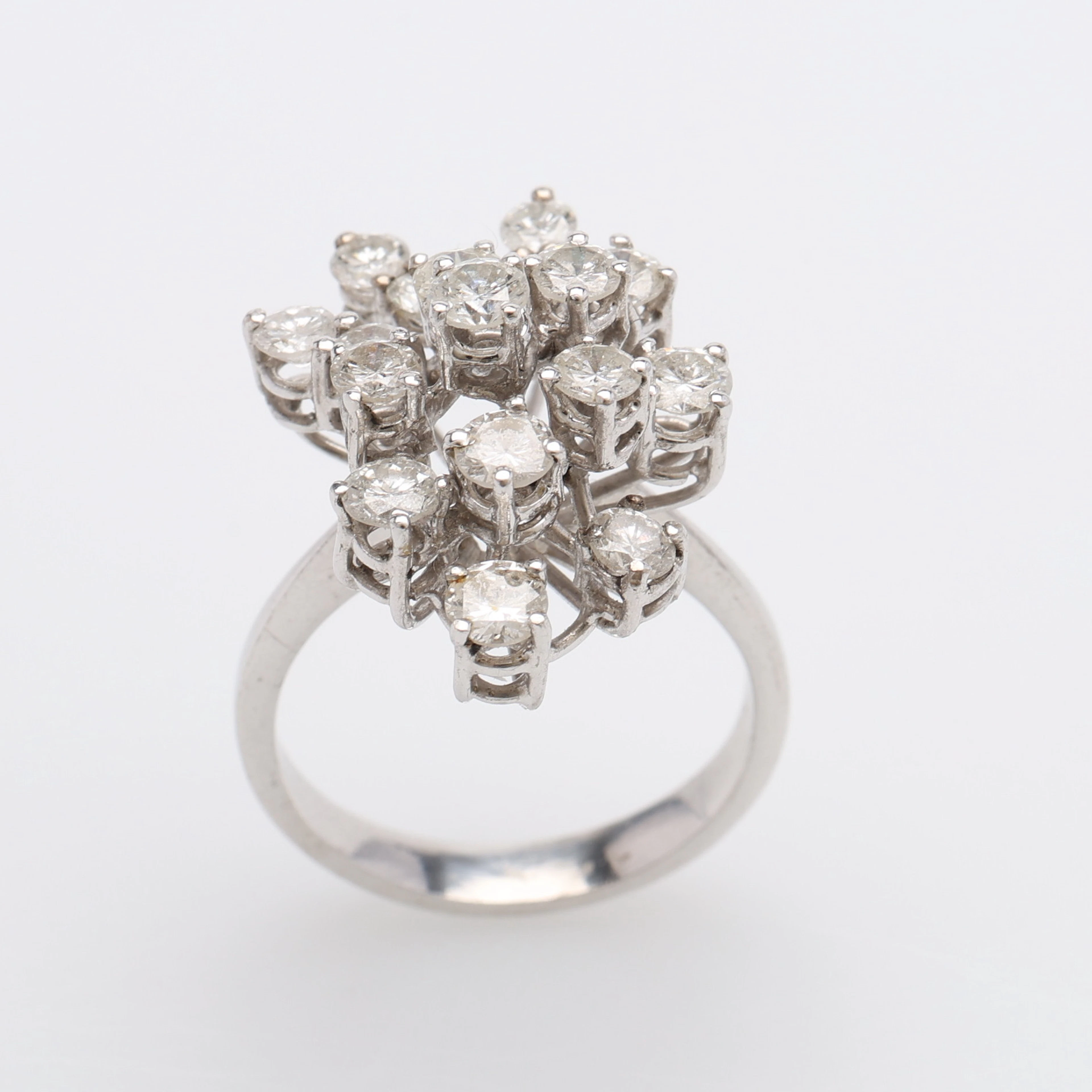 COCKTAILRING, 18K VITGULD MED BRILJANTER CA 2CT TOTALT.