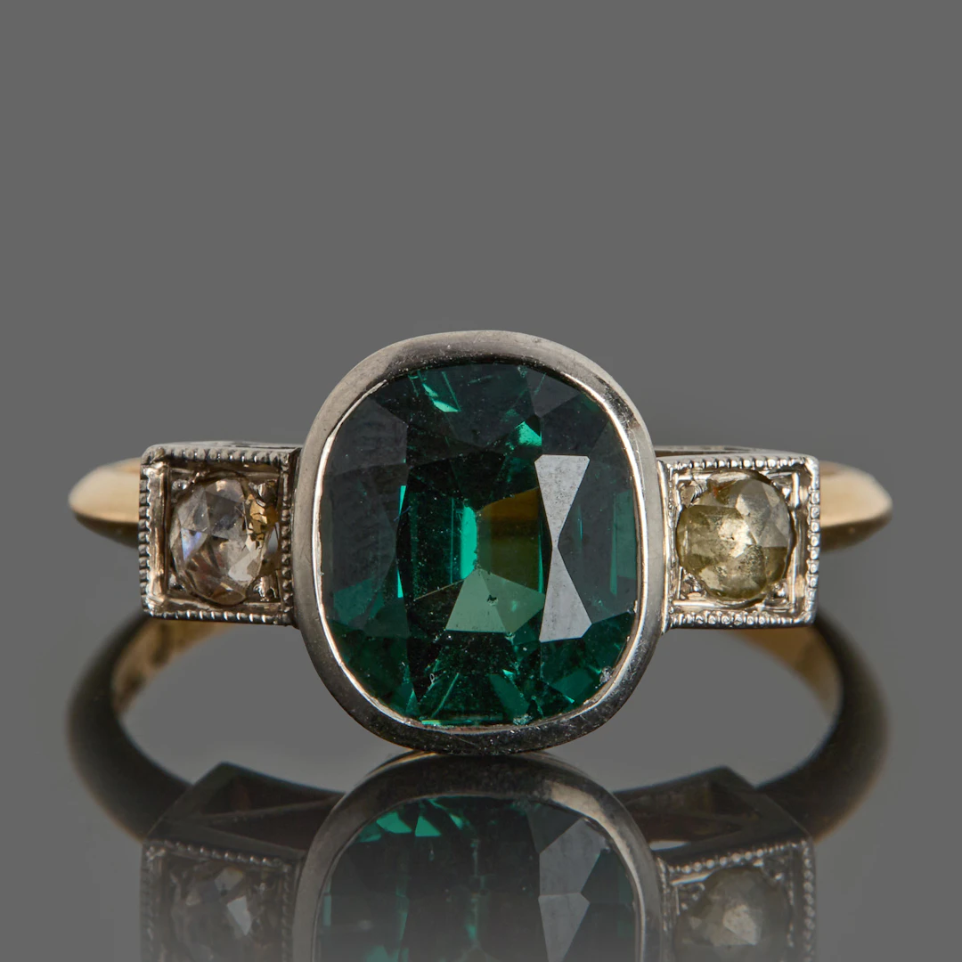 RING, 18k guld samt vitguld, mörkgrön syntetisk spinel med 2 st rosenslipade