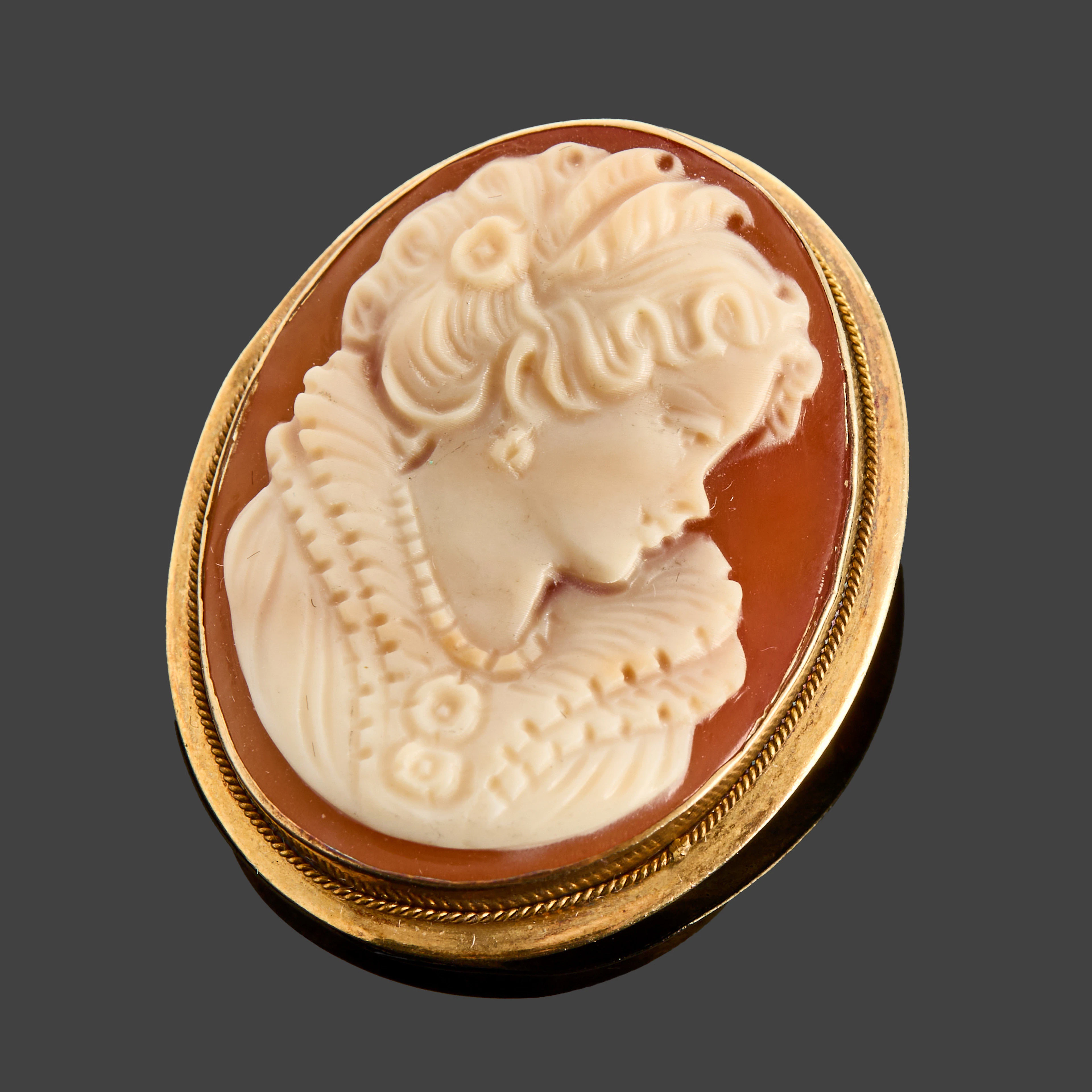 BROSCH/HÄNGE, camé, förgyllt silver, form av kvinnoprofil, Italien.