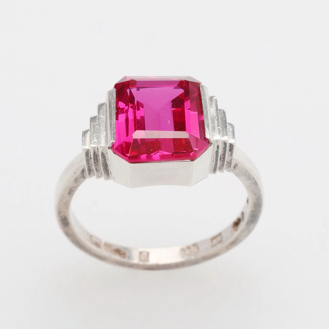 WIWEN NILSSON. RING, SILVER MED SLIPAD SYNTETISK RUBIN.