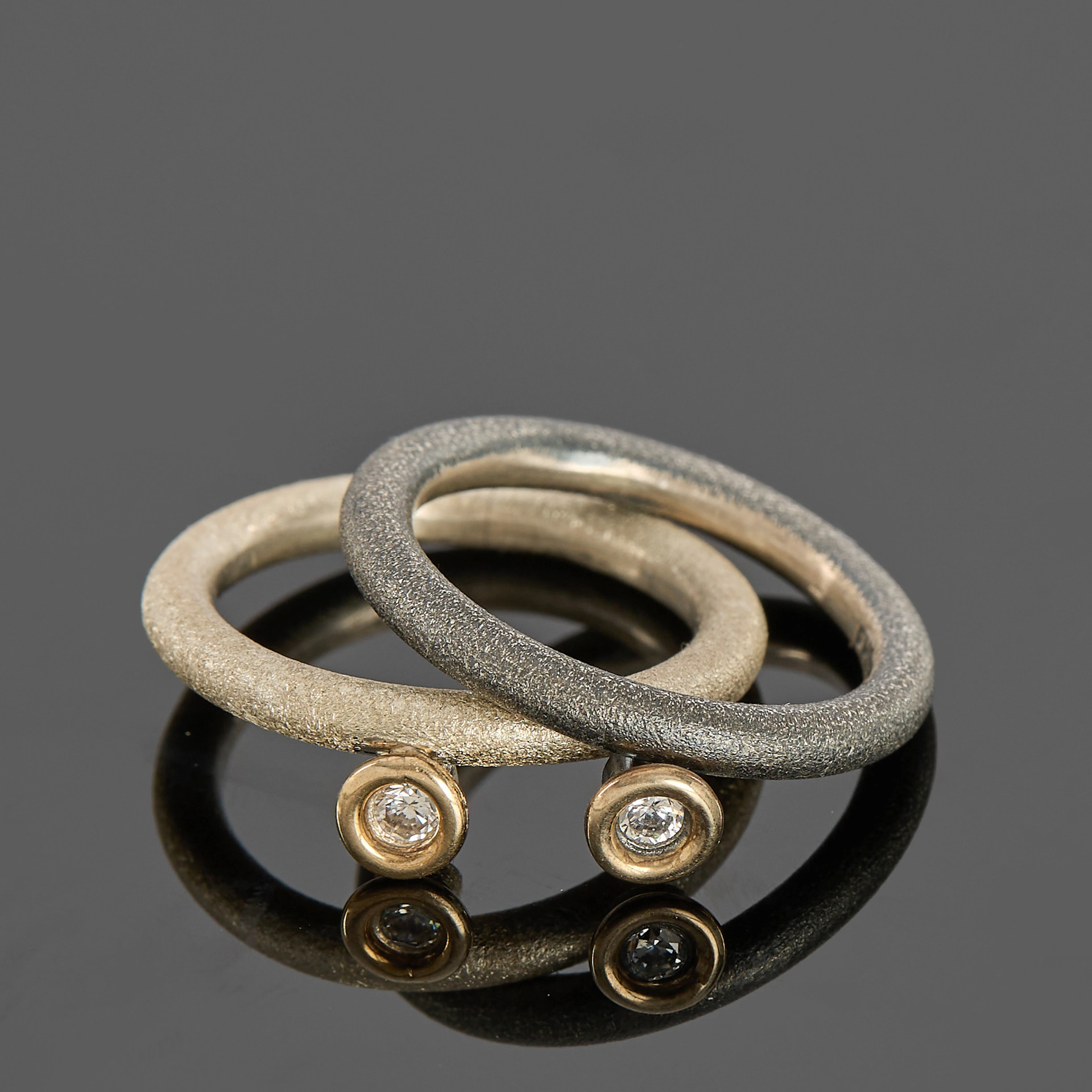 RINGAR, 2 st, oxiderat samt förgyllt silver, strukturerad yta dekorerat