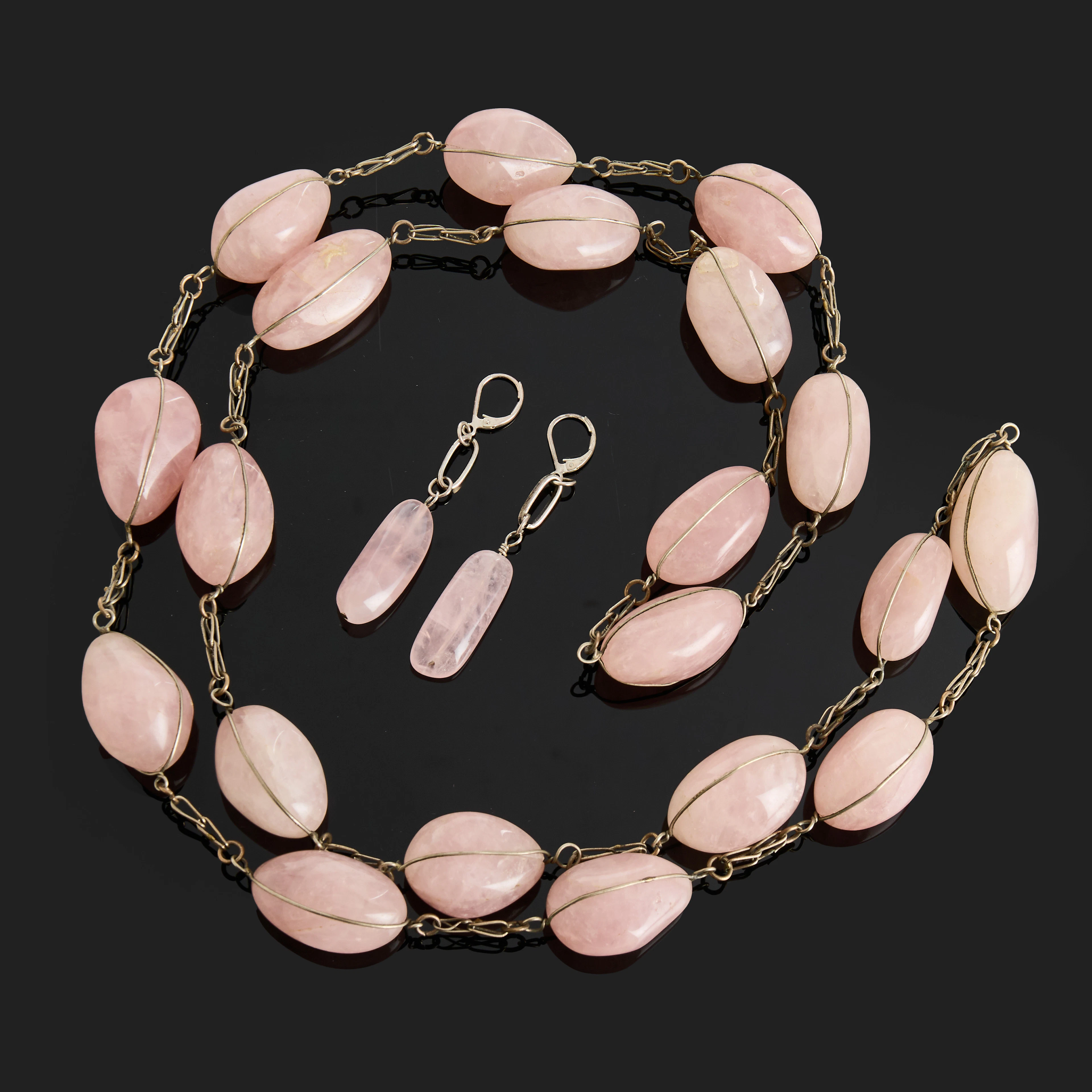 SMYCKESSET, halsband samt ett par örhängen, tumlade rosenkvarts, vit metall.