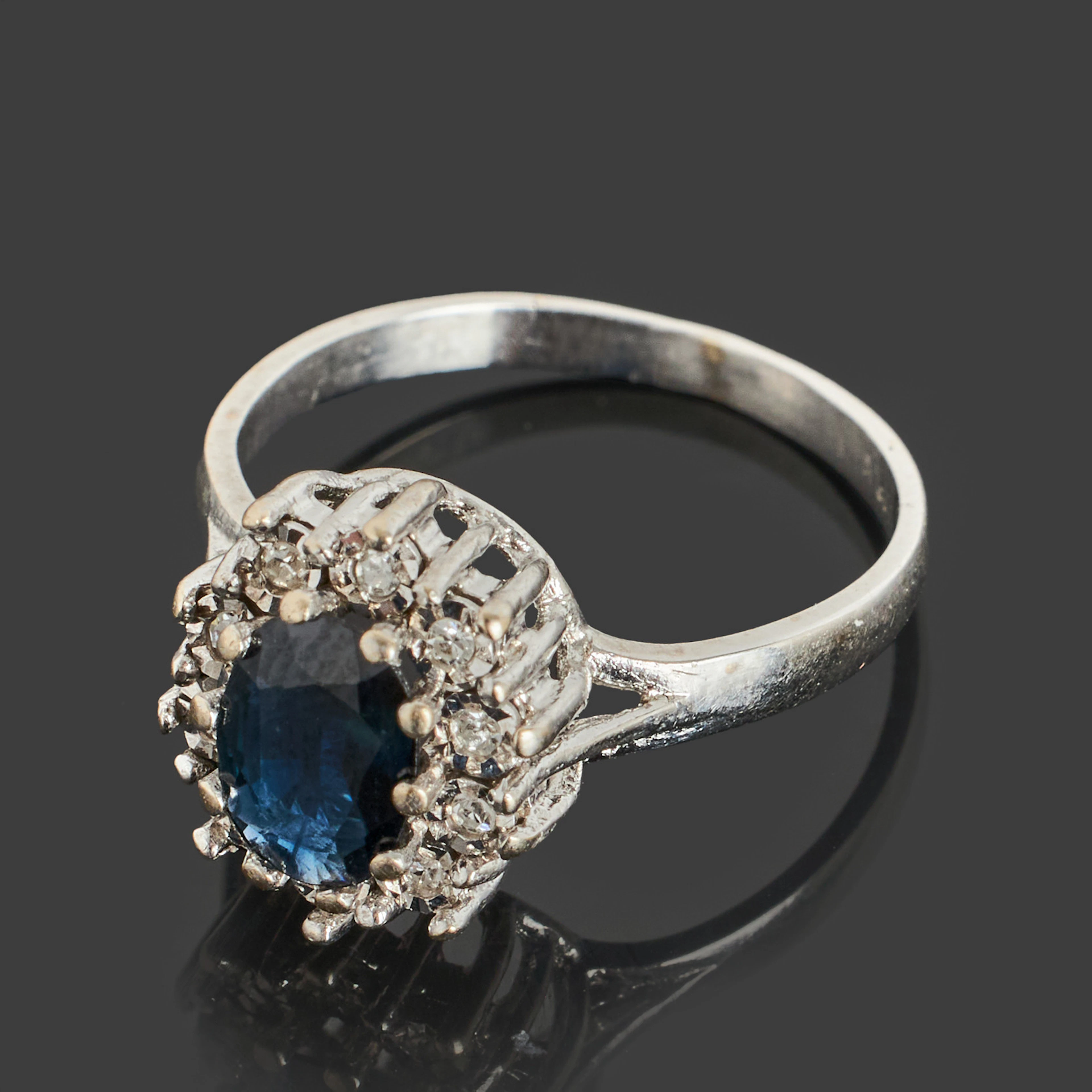 CARMOSÉRING, 18k vitguld, mörkblå safir bekransad med 10 st enkelslipade