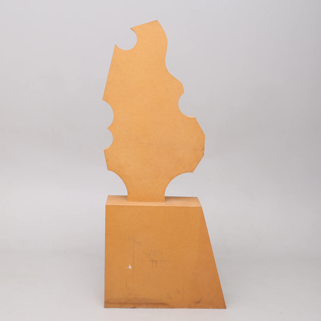 STINA EBERS 1962-2025. SKULPTUR, MASONIT, FRAMSTÄLLD 1990, SAMT SKISS.
