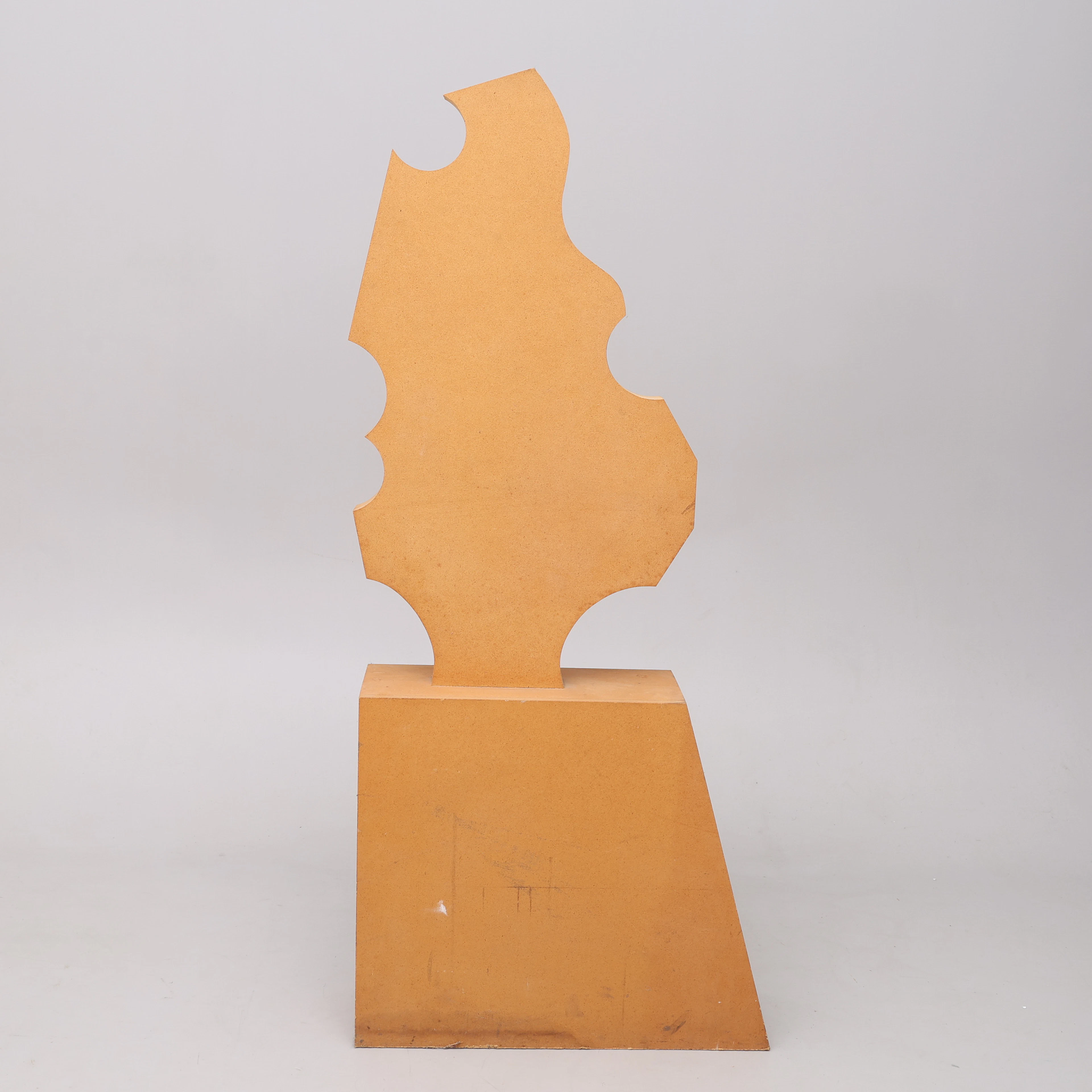 STINA EBERS 1962-2025. SKULPTUR, MASONIT, FRAMSTÄLLD 1990, SAMT SKISS.
