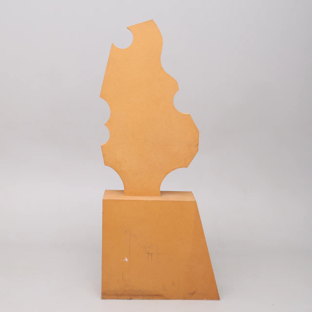 STINA EBERS 1962-2025. SKULPTUR, MASONIT, FRAMSTÄLLD 1990, SAMT SKISS.