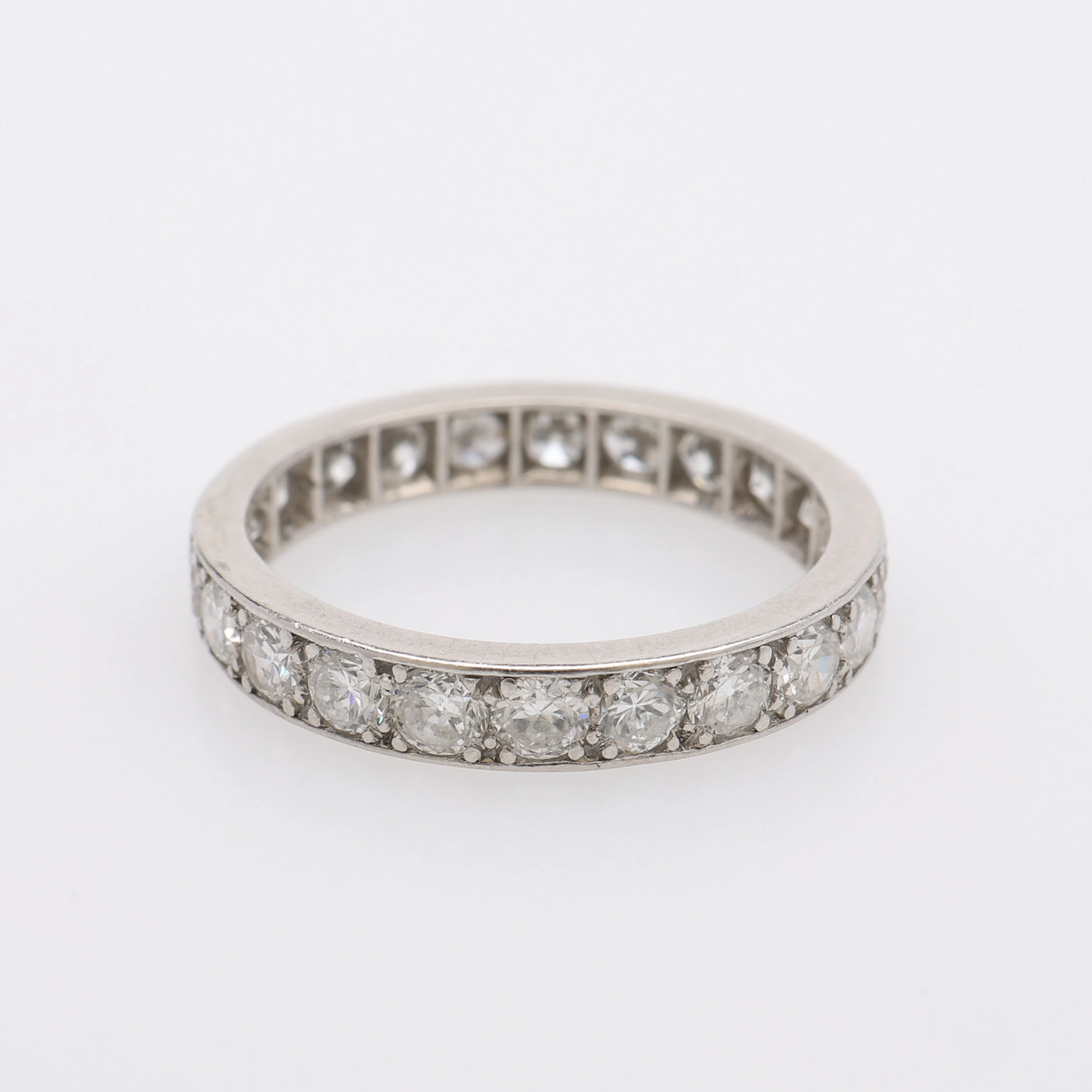 ALLIANSRING, PLATINA & DIAMANTER OM TOTALT CIRKA 1,3 CT, 3,6 GRAM.