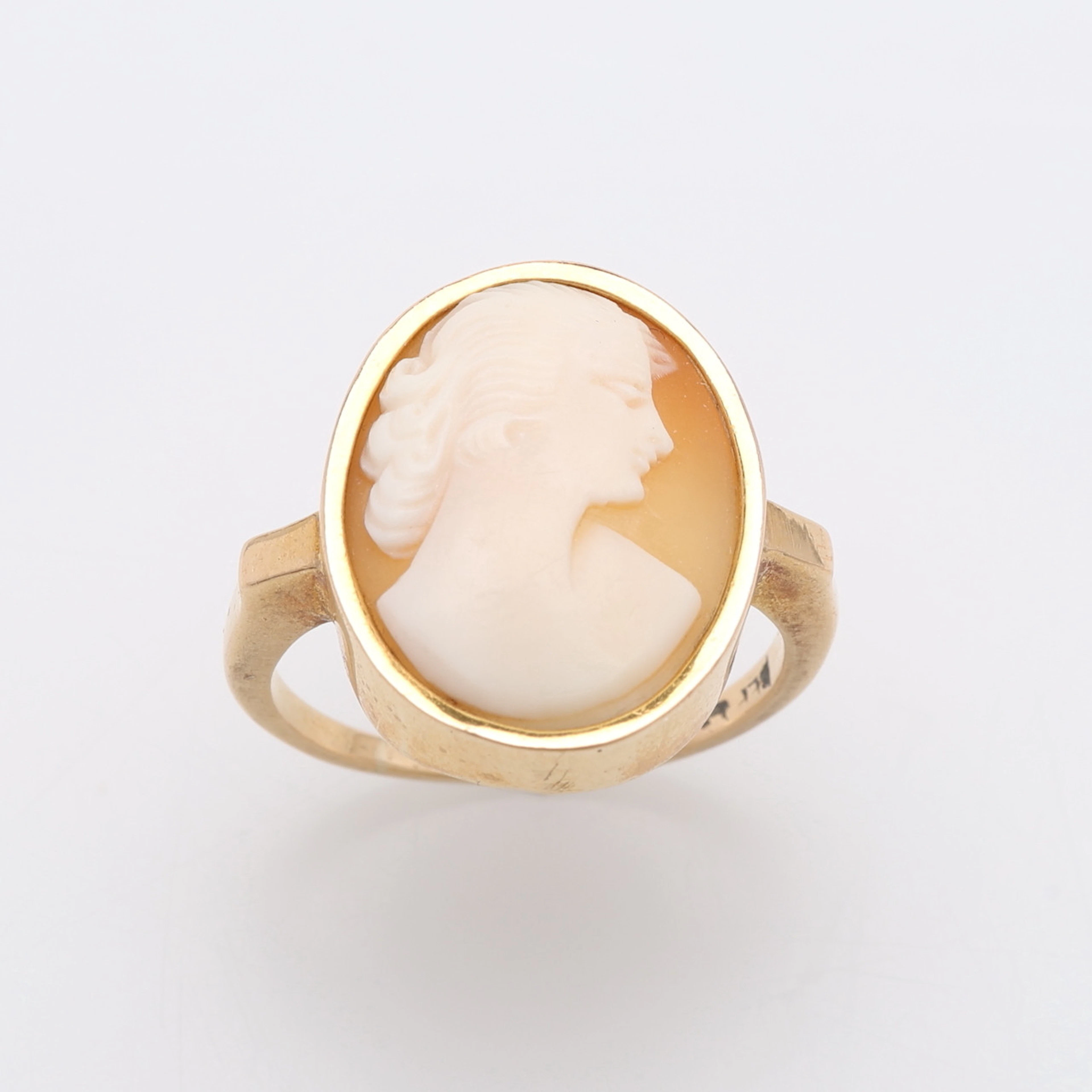 RING, 18K GULD & SNÄCKKAMÉ, CIRKA 5,2 GRAM.