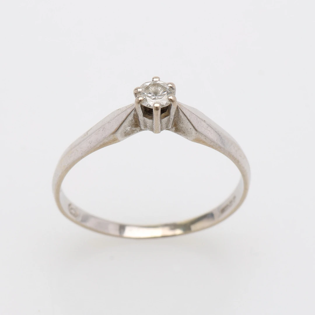 RING, 14K VITGULD & LITEN BRILJANT OM CA 0,14 CT, 1,7 GRAM.