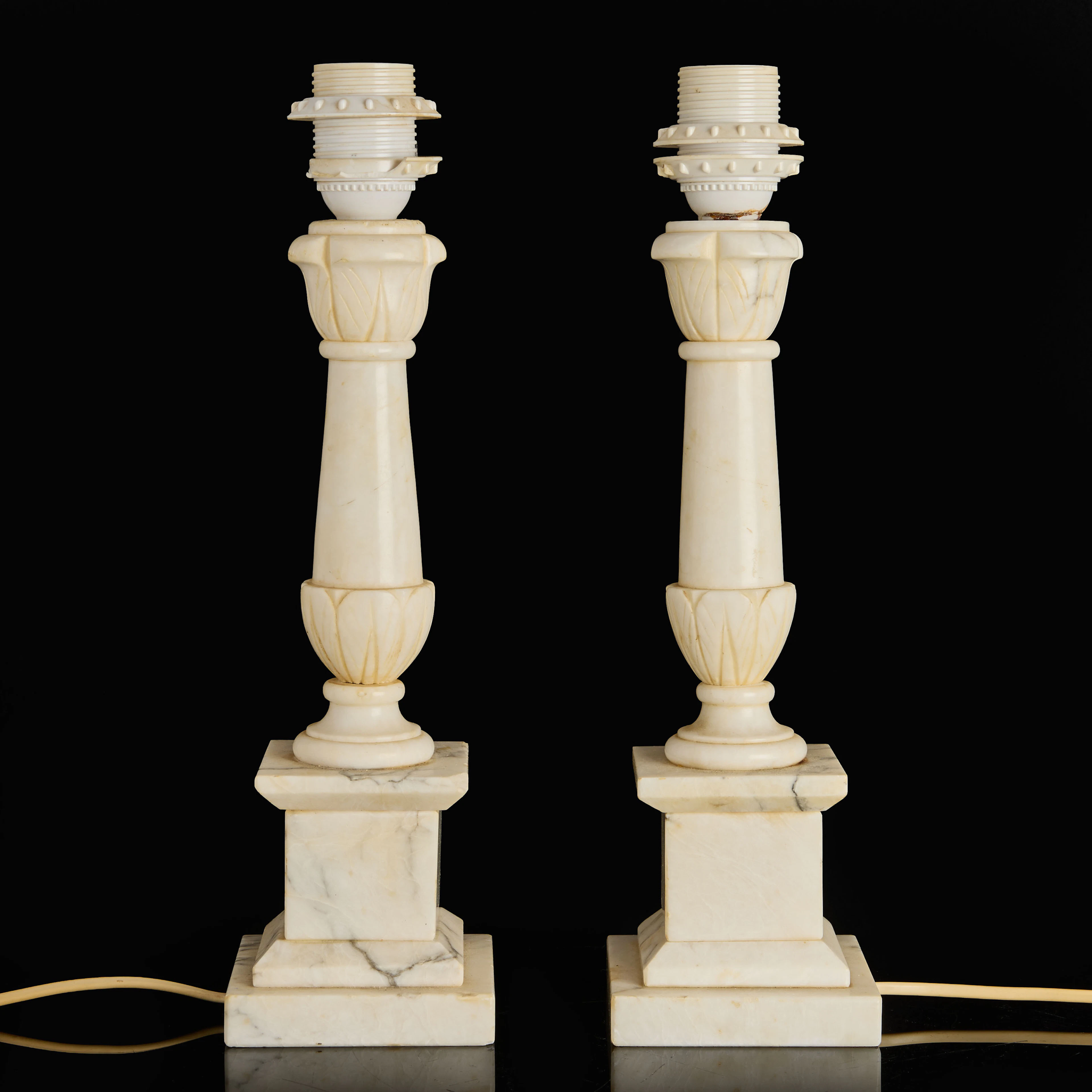 BORDSLAMPOR, ett par, alabaster, 1900-talets mitt.