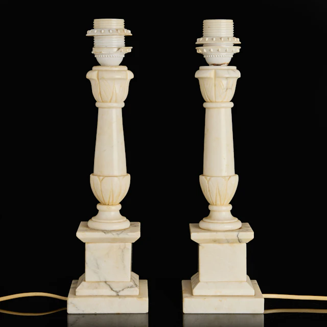 BORDSLAMPOR, ett par, alabaster, 1900-talets mitt.