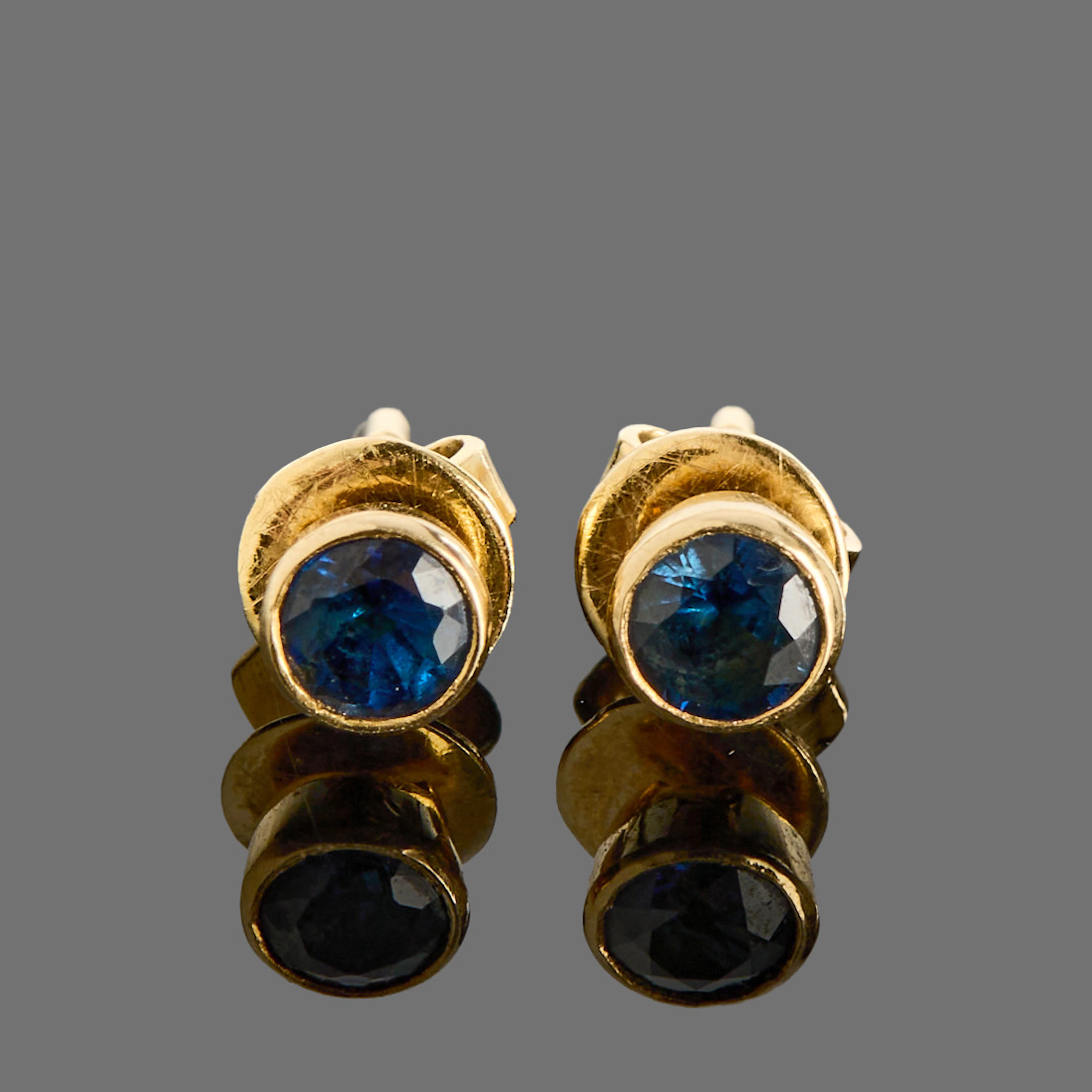 ÖRHÄNGEN, ett par, 14k guld, studs med mörkblå safirer.