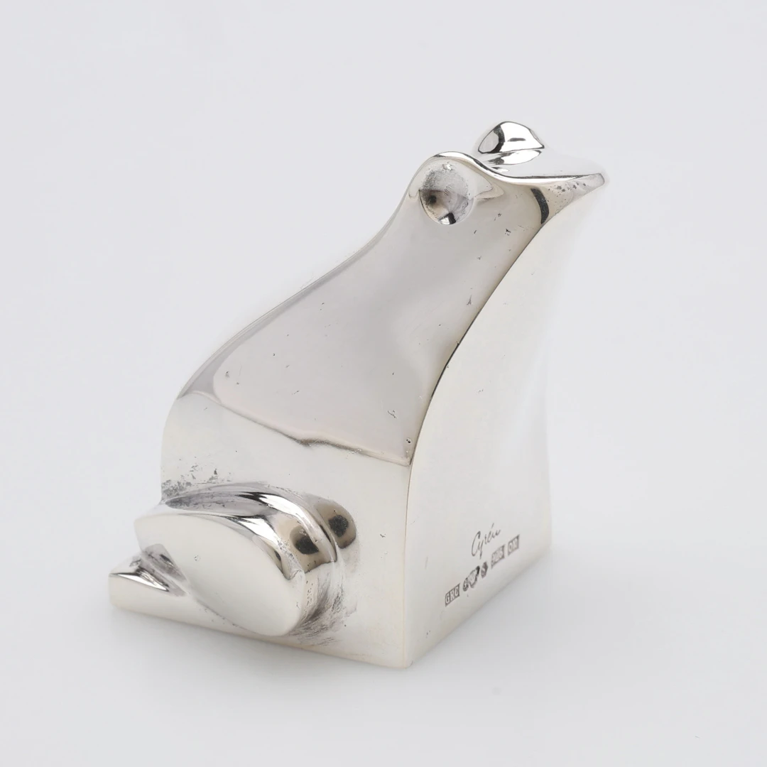 GUNNAR CYRÉN. FIGUR I FORM AV EN GRODA, silver, signaturstämplad i