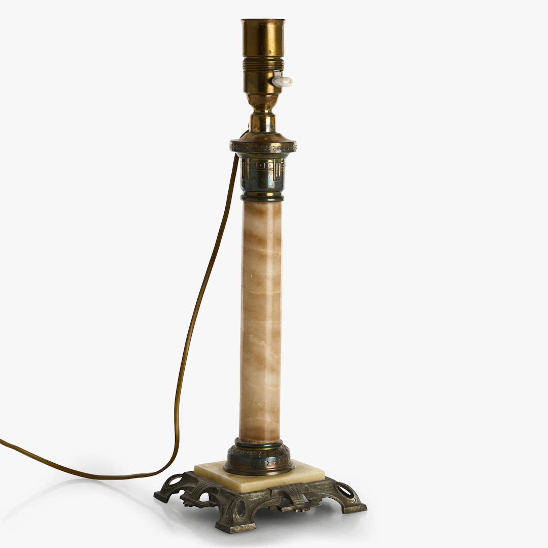 BORDSLAMPA, jugend, tidigt 1900-tal. Alabaster, zink och mässing.