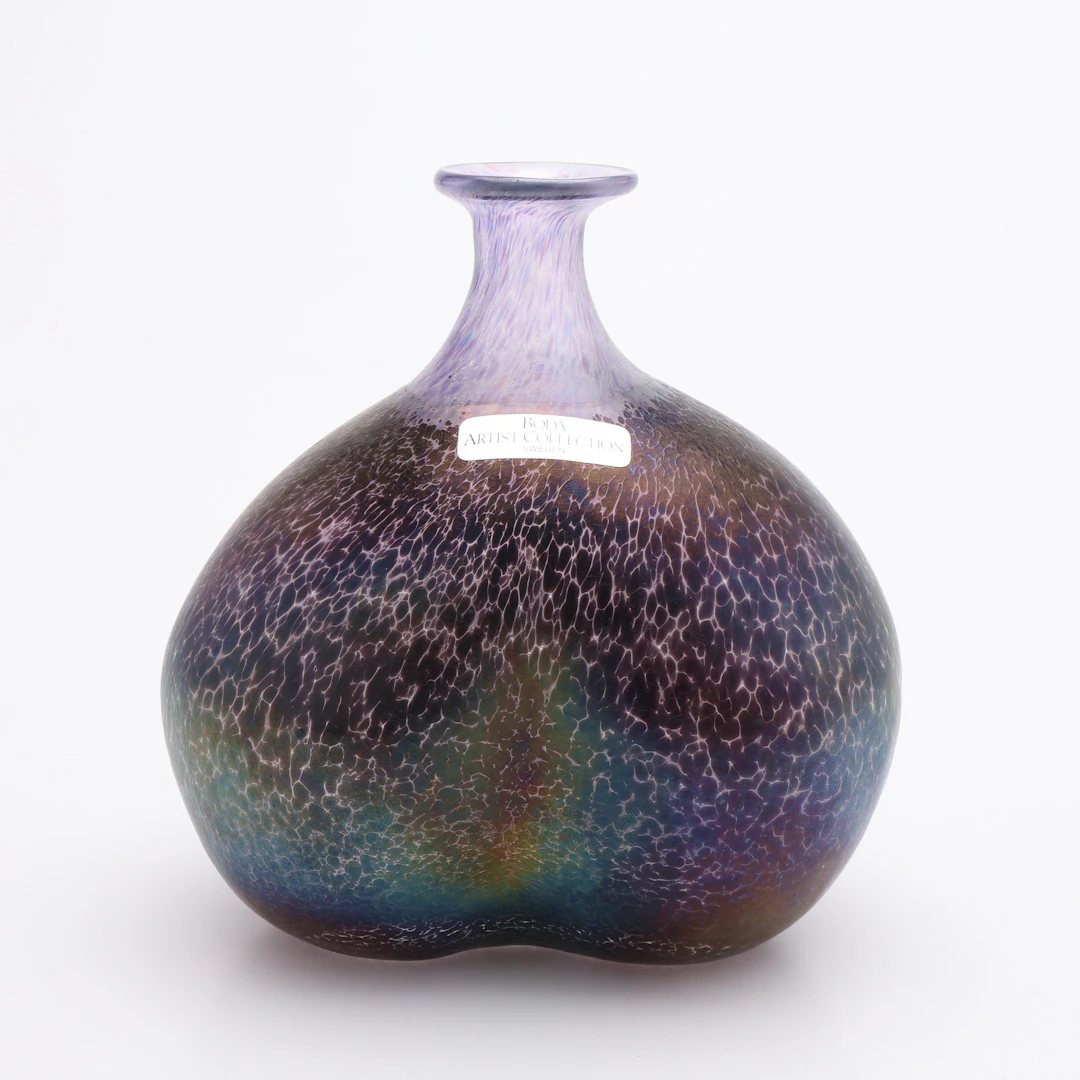 BERTIL VALLIEN. VAS, IRISCERANDE GLAS, "VOLCANO", BODA ARTISTS COLLECTION.