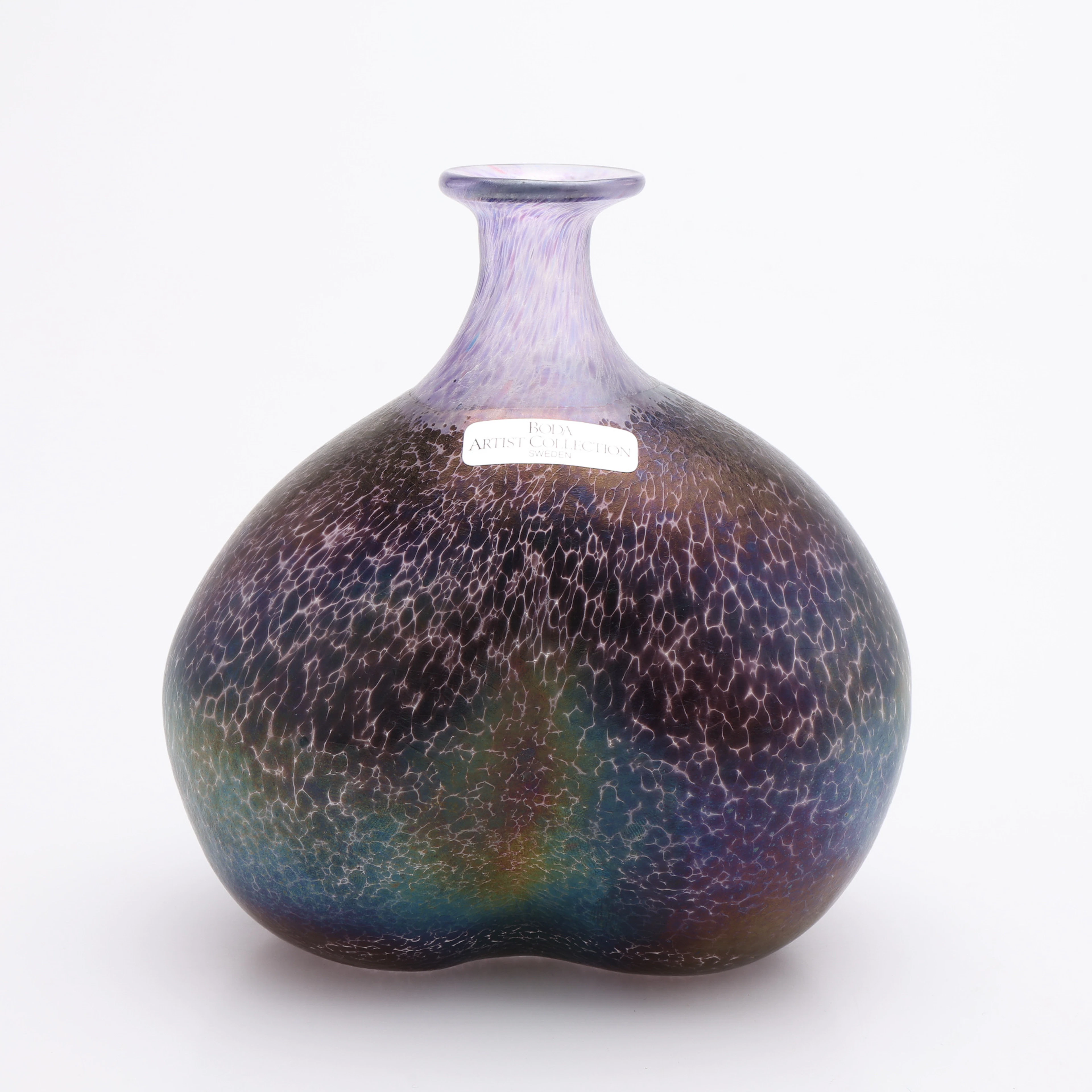 BERTIL VALLIEN. VAS, IRISCERANDE GLAS, "VOLCANO", BODA ARTISTS COLLECTION.