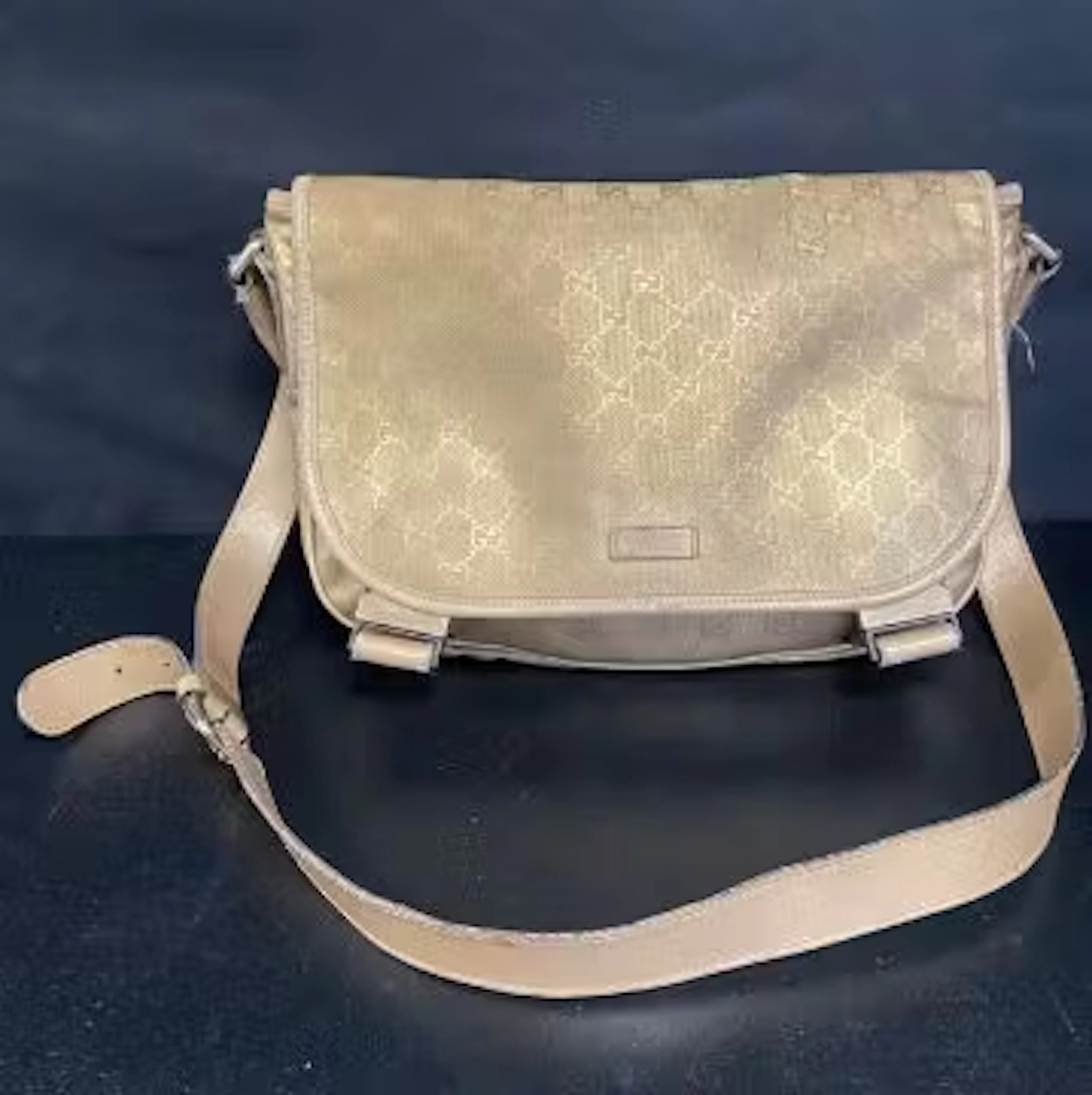 A Gucci Supreme GG messenger handbag. 32 x 25cm