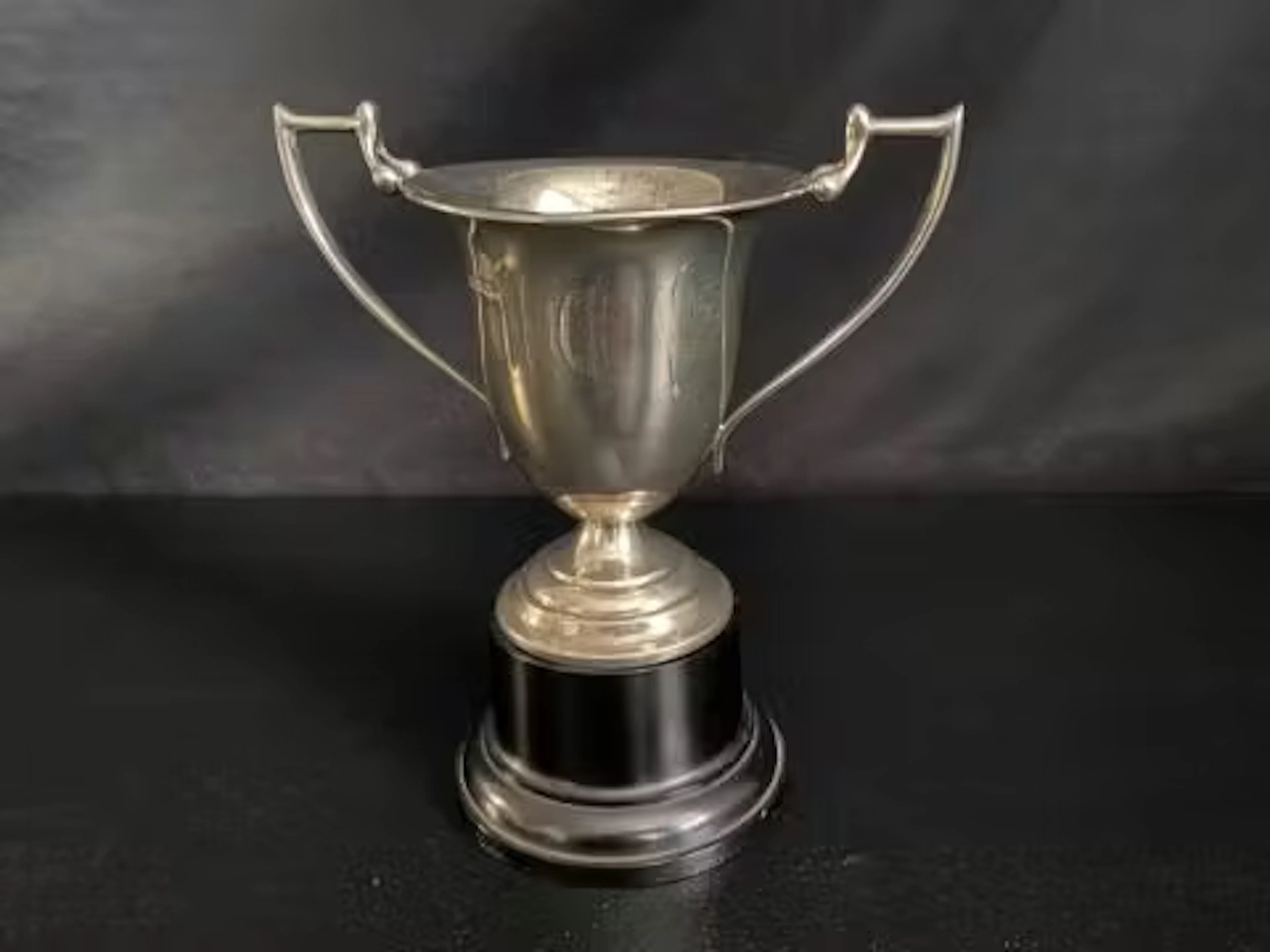 An engraved silver trophy cup, Sheffield 1930. H.22cm. Weight 342g