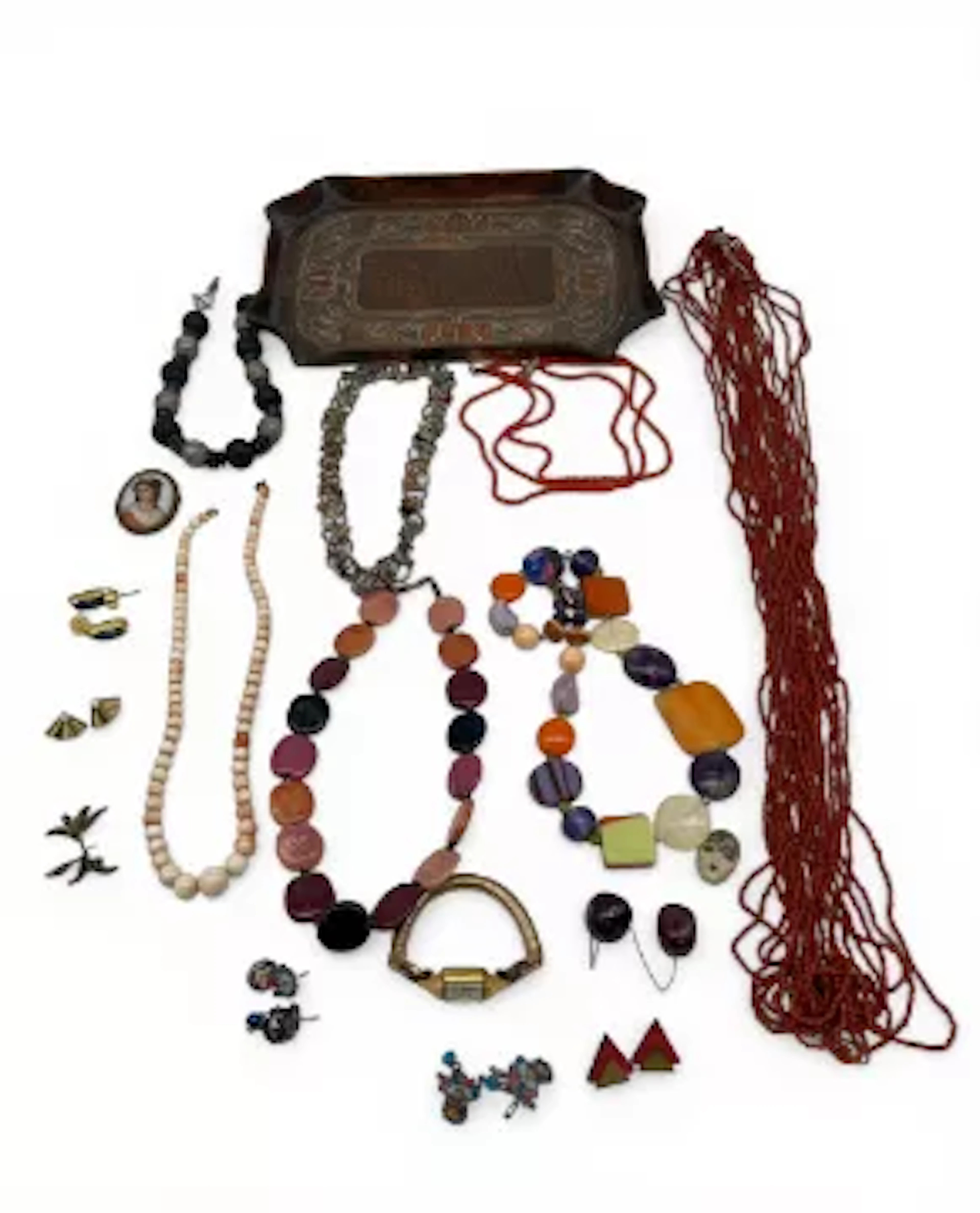 A mixed lot of costume jewellery to include necklaces, earrings, a