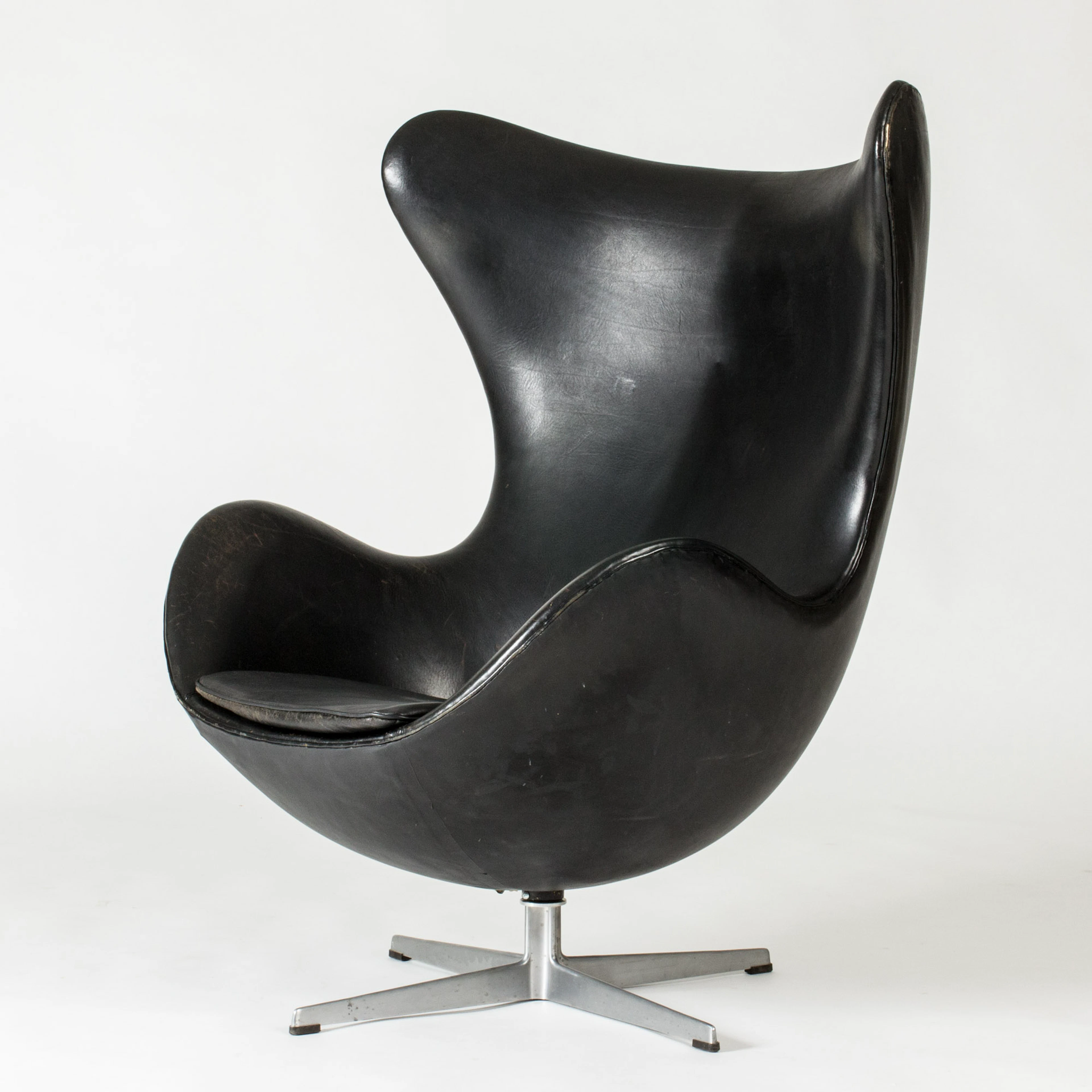 Vintage “Egg” lounge chair by Arne Jacobsen