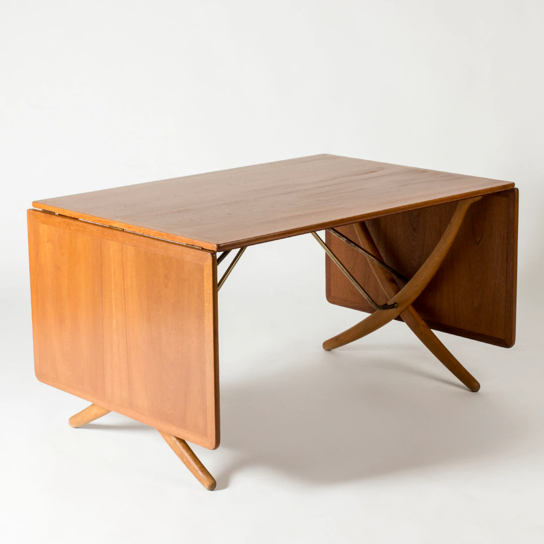 “Sabre Leg” dining table by Hans J. Wegner