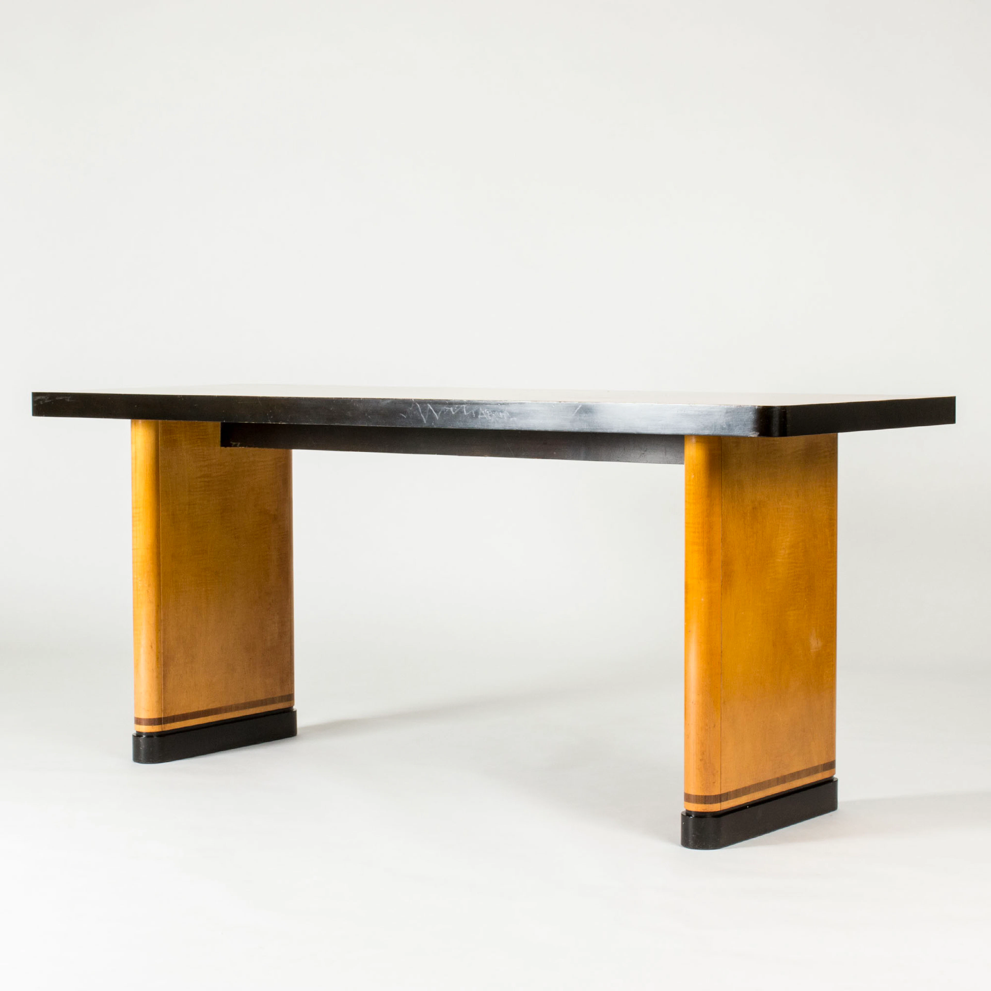 “Corall” dining table by Axel Einar Hjorth