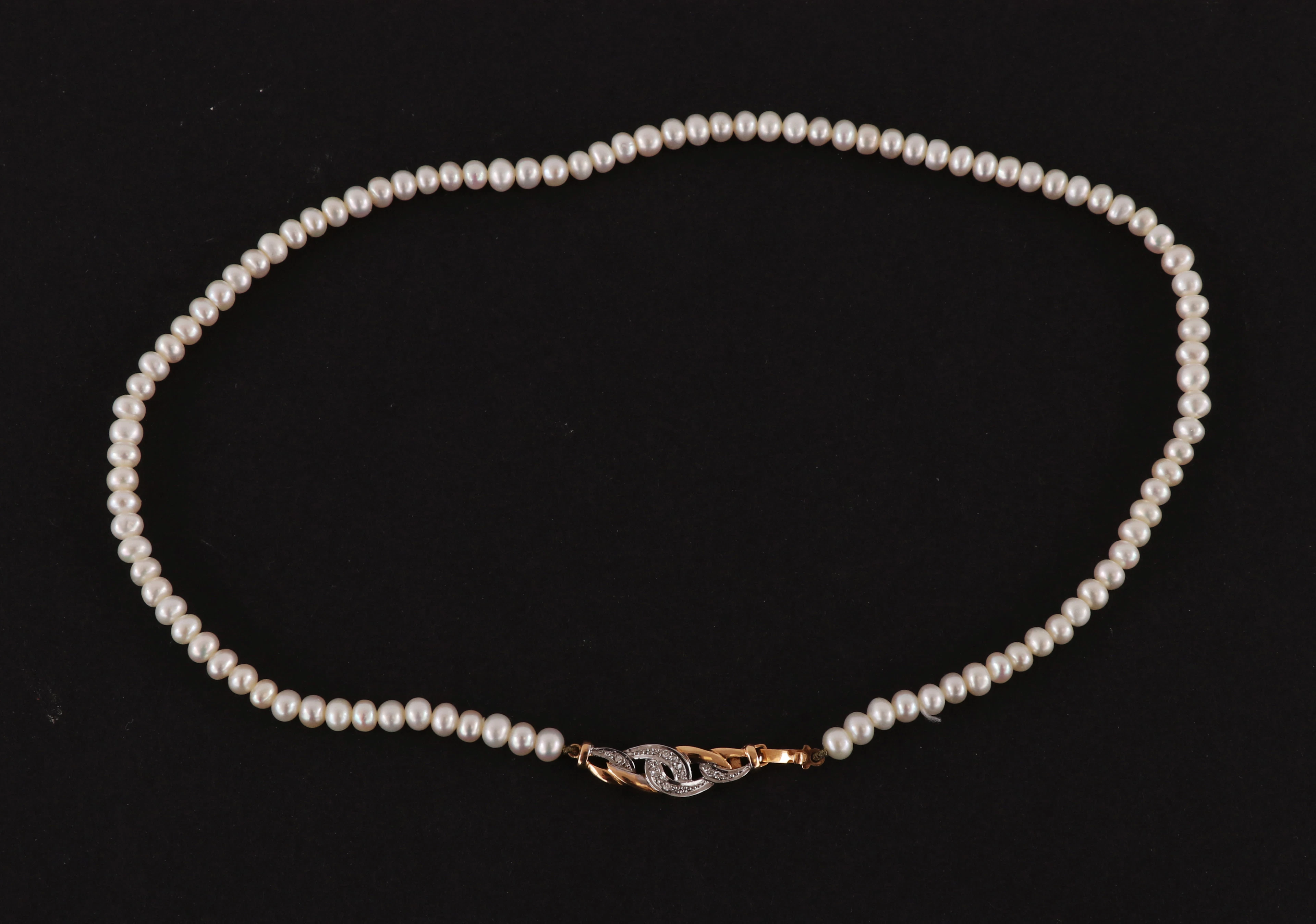Pärlhalsband med lås i 18k