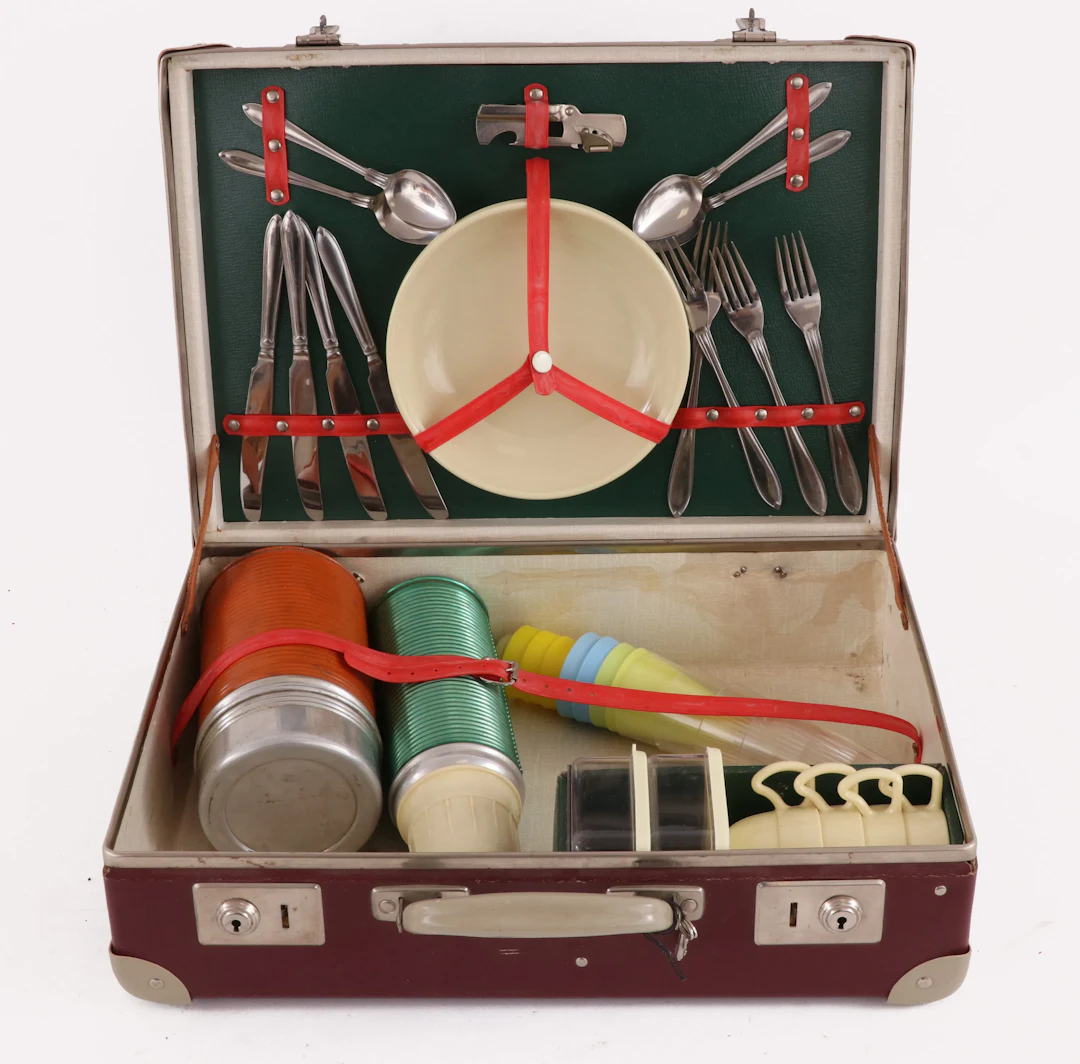 Picknickväska med innehåll, 1950-tal