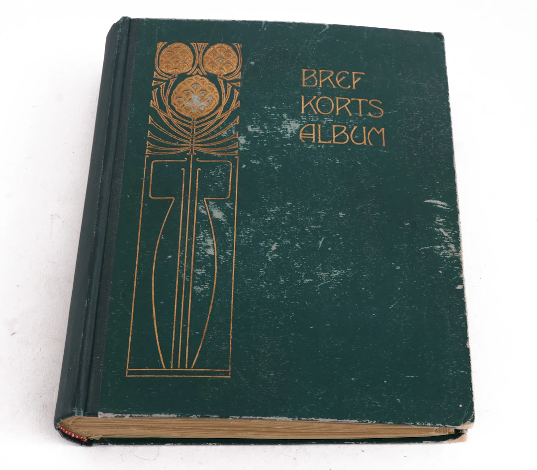 Brevkortsalbum med 93st bilder, mestadels tidigt 1900-tal