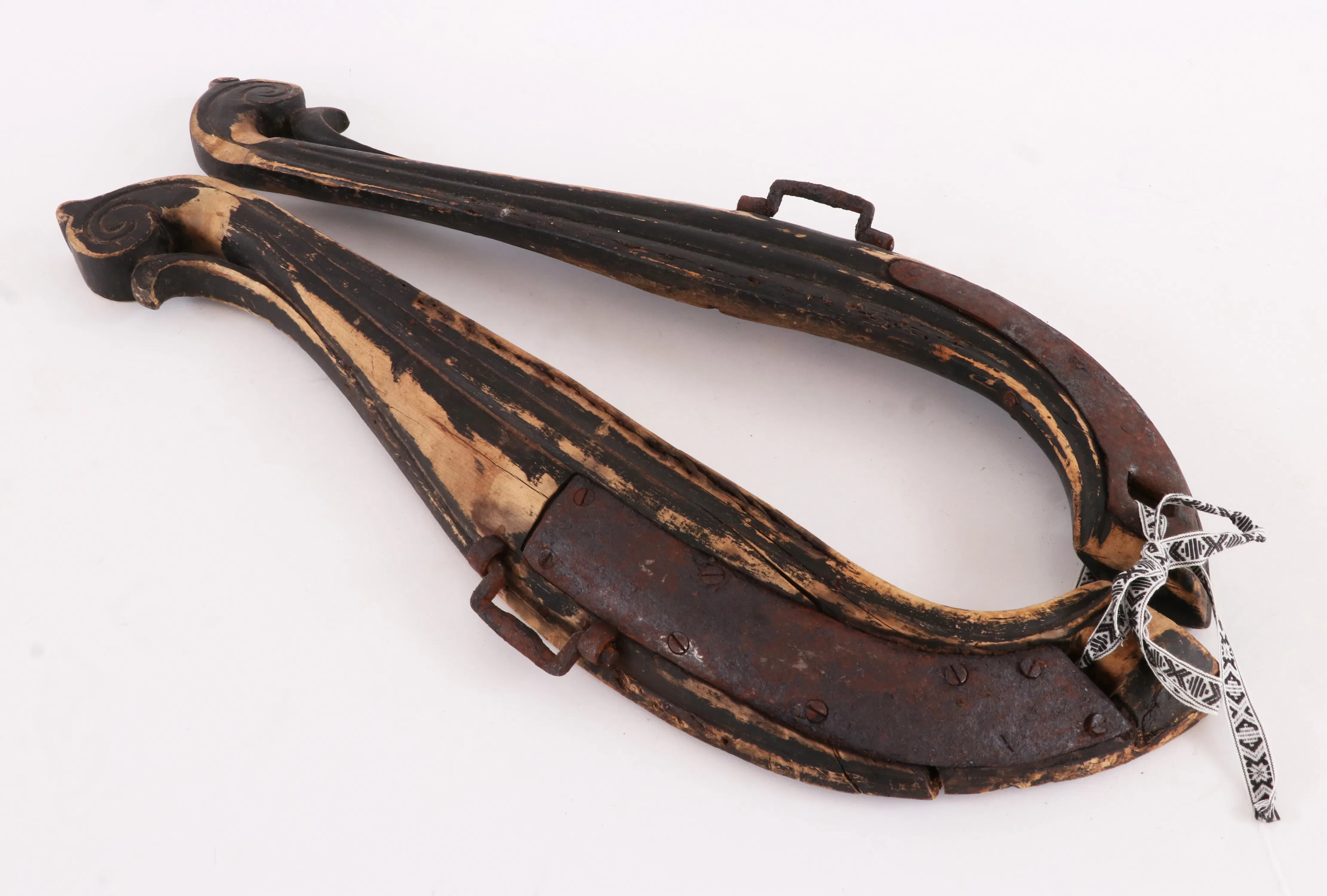 Lokor ett par, allmoge, 1800-tal