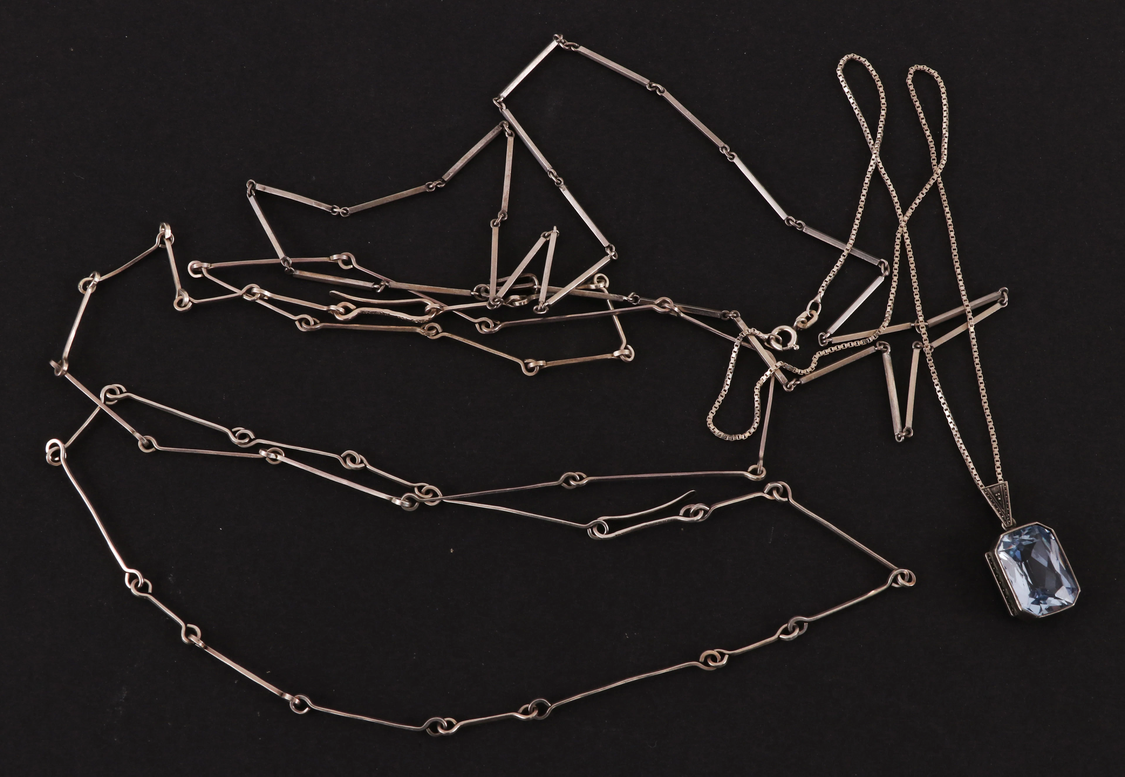 Silverhalsband 4st, varav ett med hänge