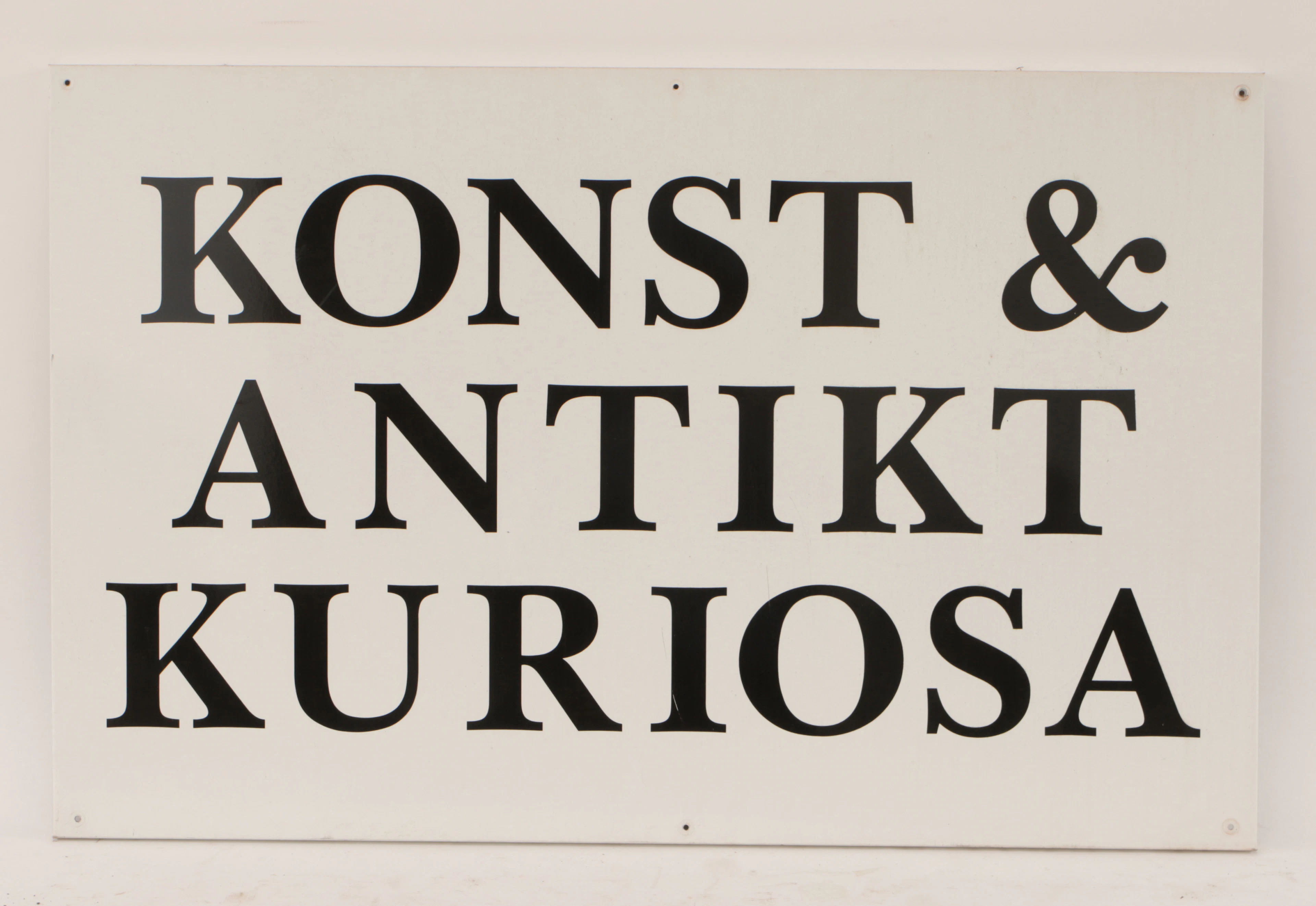 Butiksskylt, "Konst & Antikt Kuriosa"
