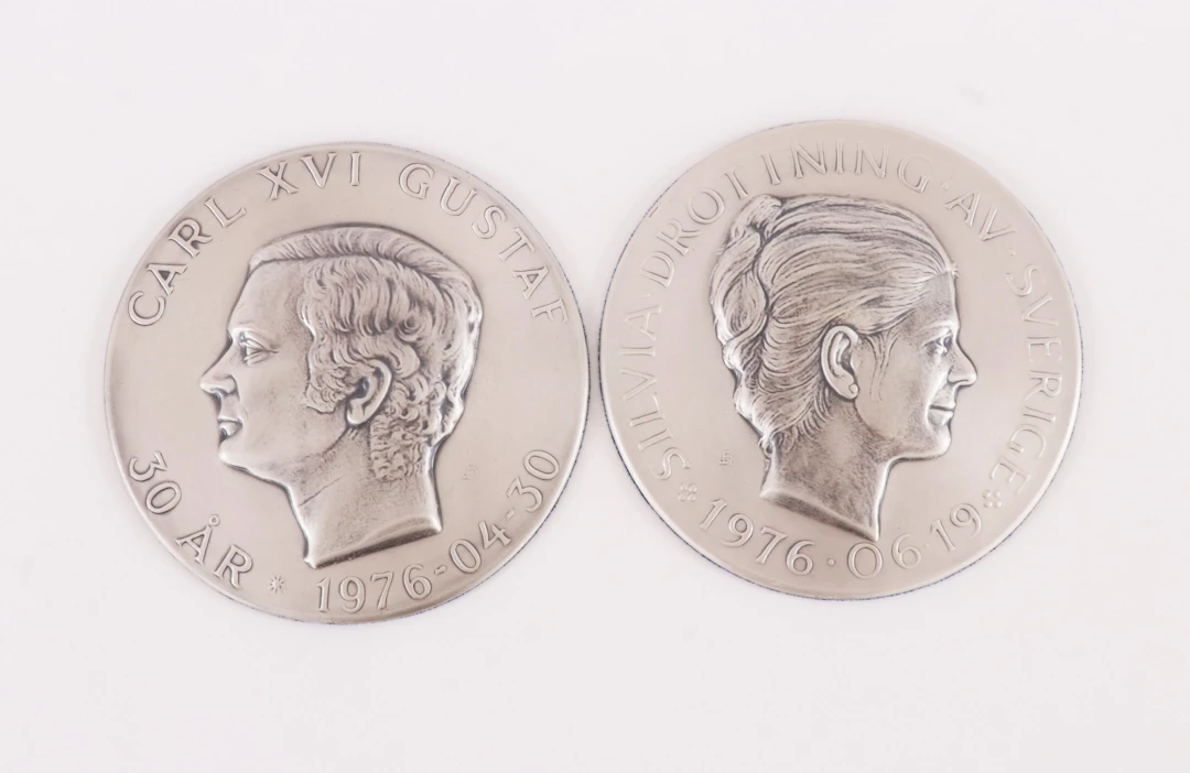 Väggplaketter ett par, finsilver, "Silvia Drottning av Sverige" och