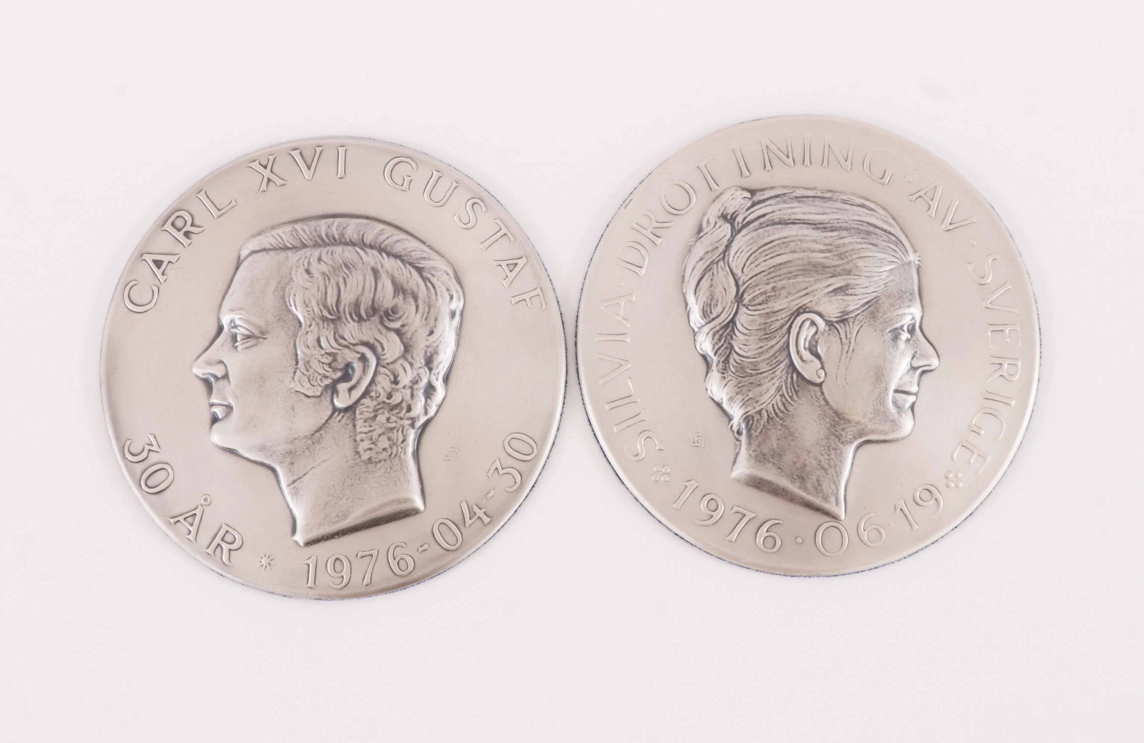 Väggplaketter ett par, finsilver, "Silvia Drottning av Sverige" och