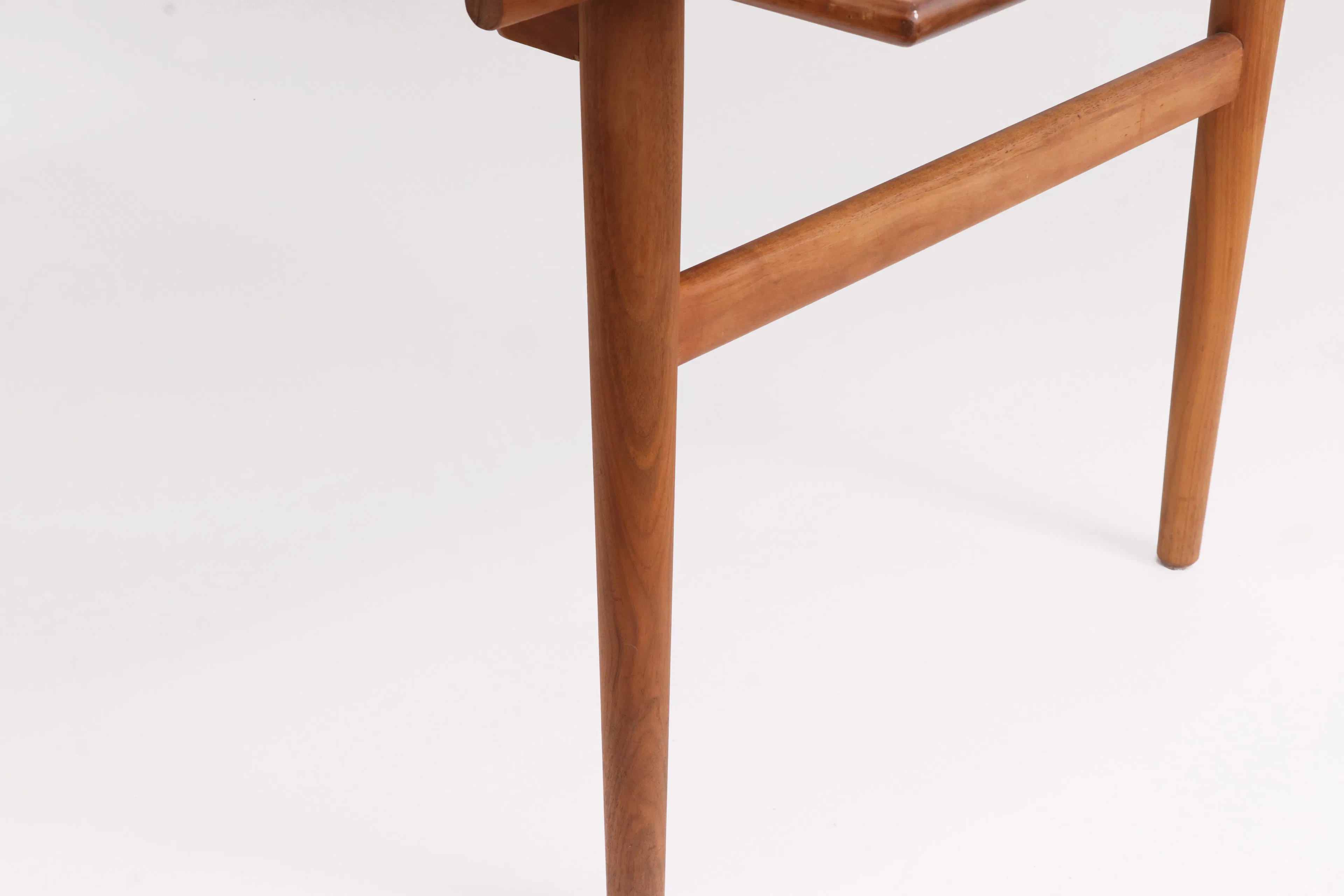 Matbord, "CH-327", Hans J Wegner för Carl Hansen & Søn, Danmark, 2008